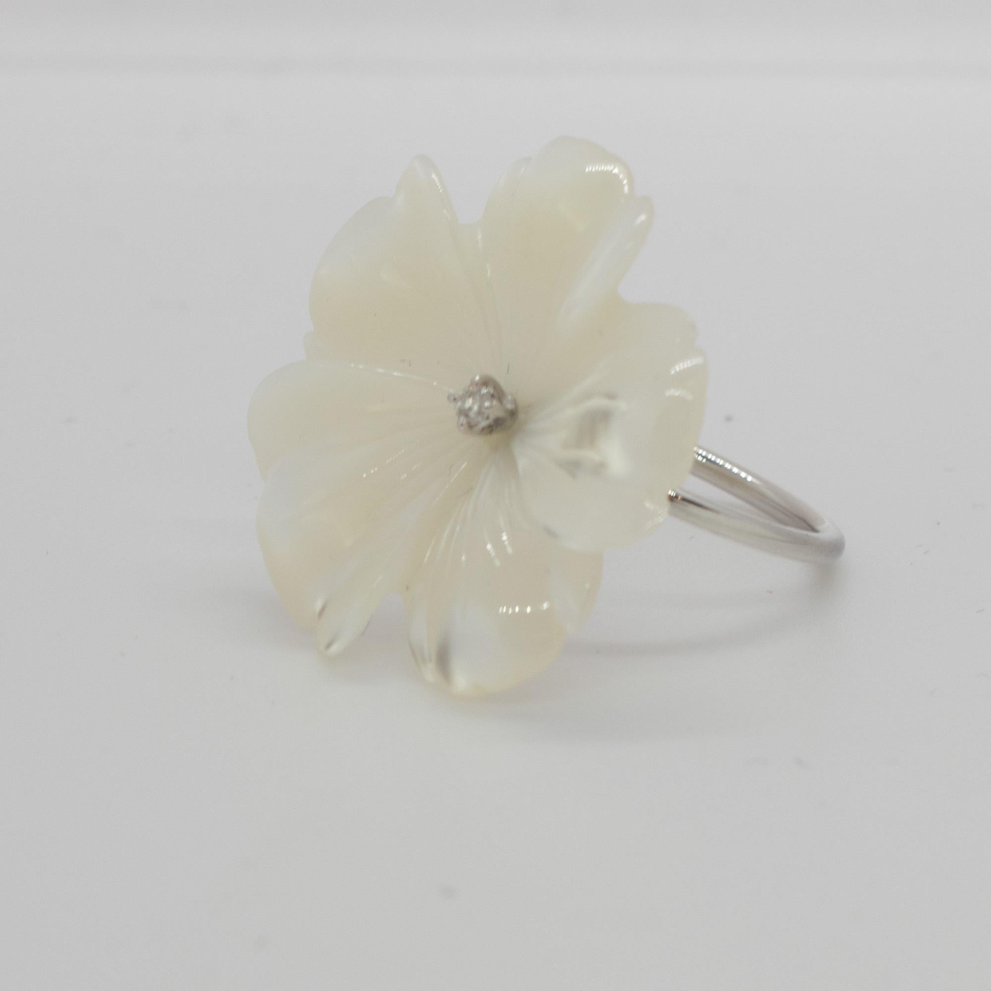 Mother of Pearl Carved Flower Diamond 18 Karat Gold Cocktail Ring Intini Jewels In New Condition For Sale In Milano, IT