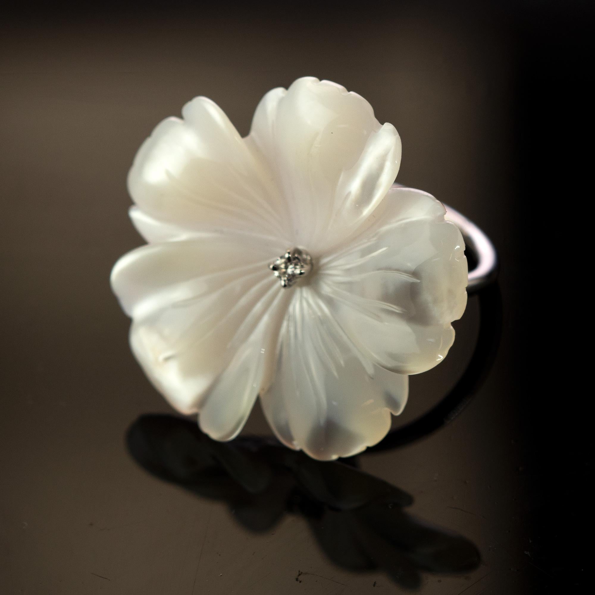 Cocktailring, Perlmutt geschnitzte Blume Diamant 18 Karat Gold Intini Juwelen im Angebot 1