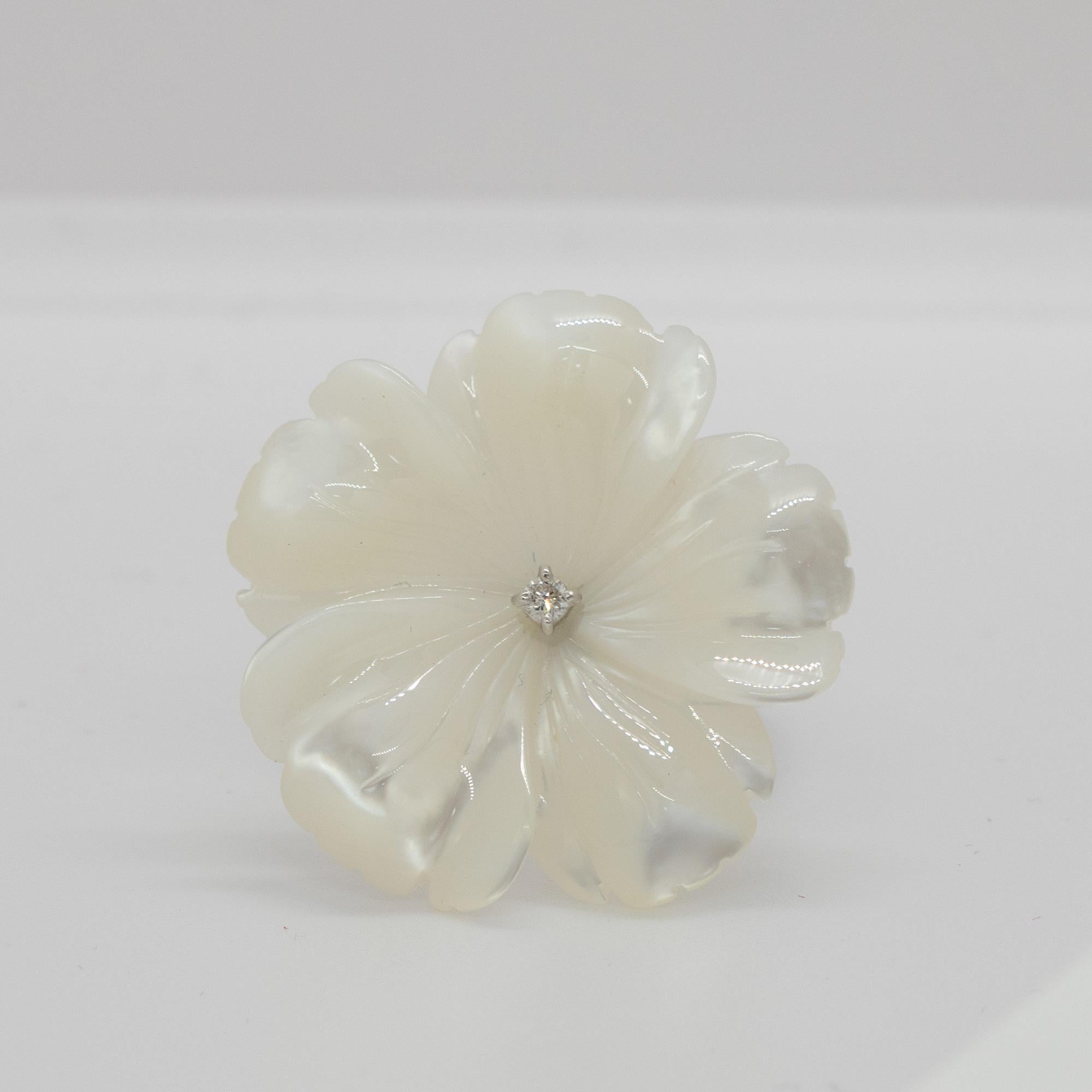 Anillo de cóctel de oro de 18 quilates con diamantes tallados en forma de flor de nácar Intini Jewels en Nuevo estado para la venta en Milano, IT