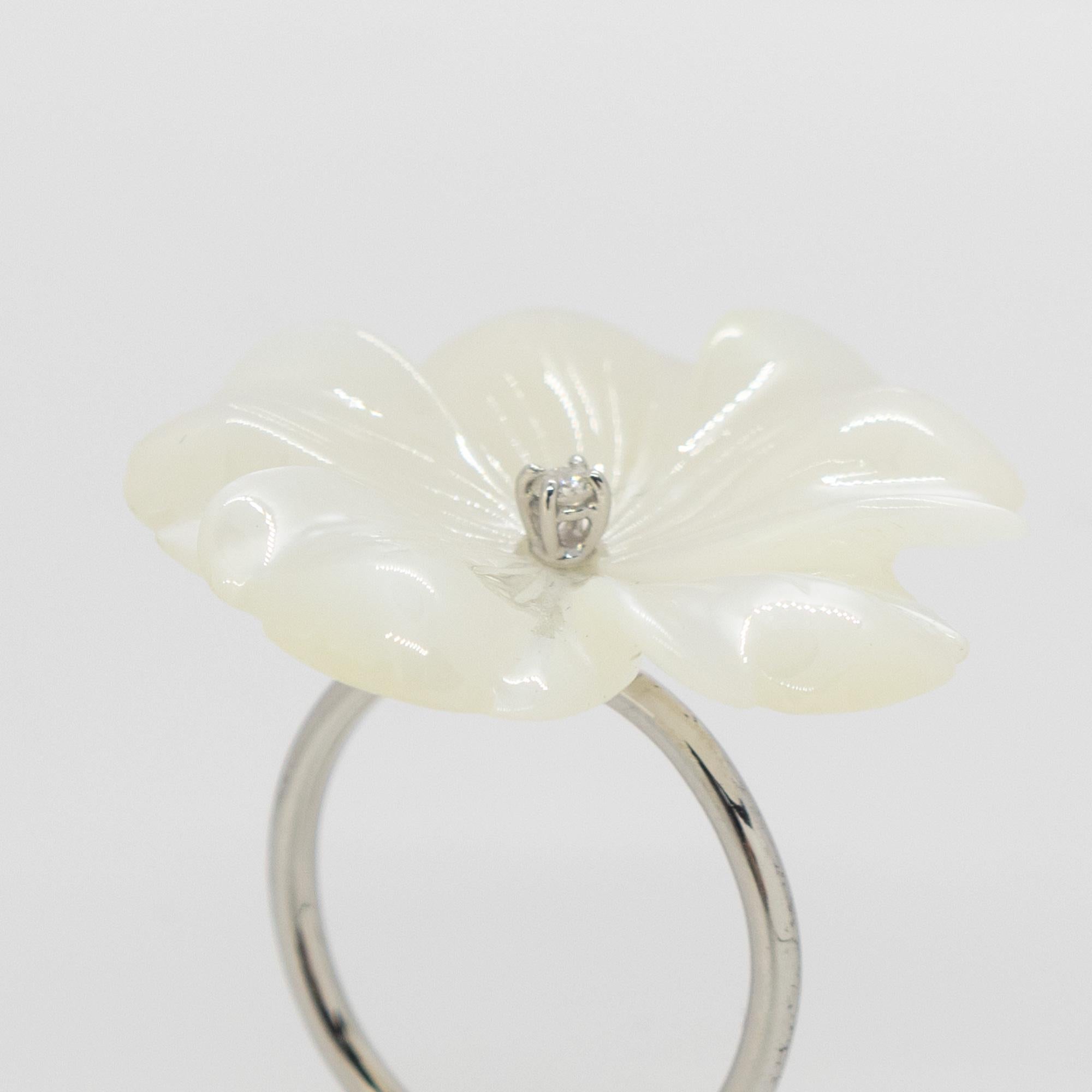 Mother of Pearl Carved Flower Diamond 18 Karat Gold Cocktail Ring Intini Jewels For Sale 3