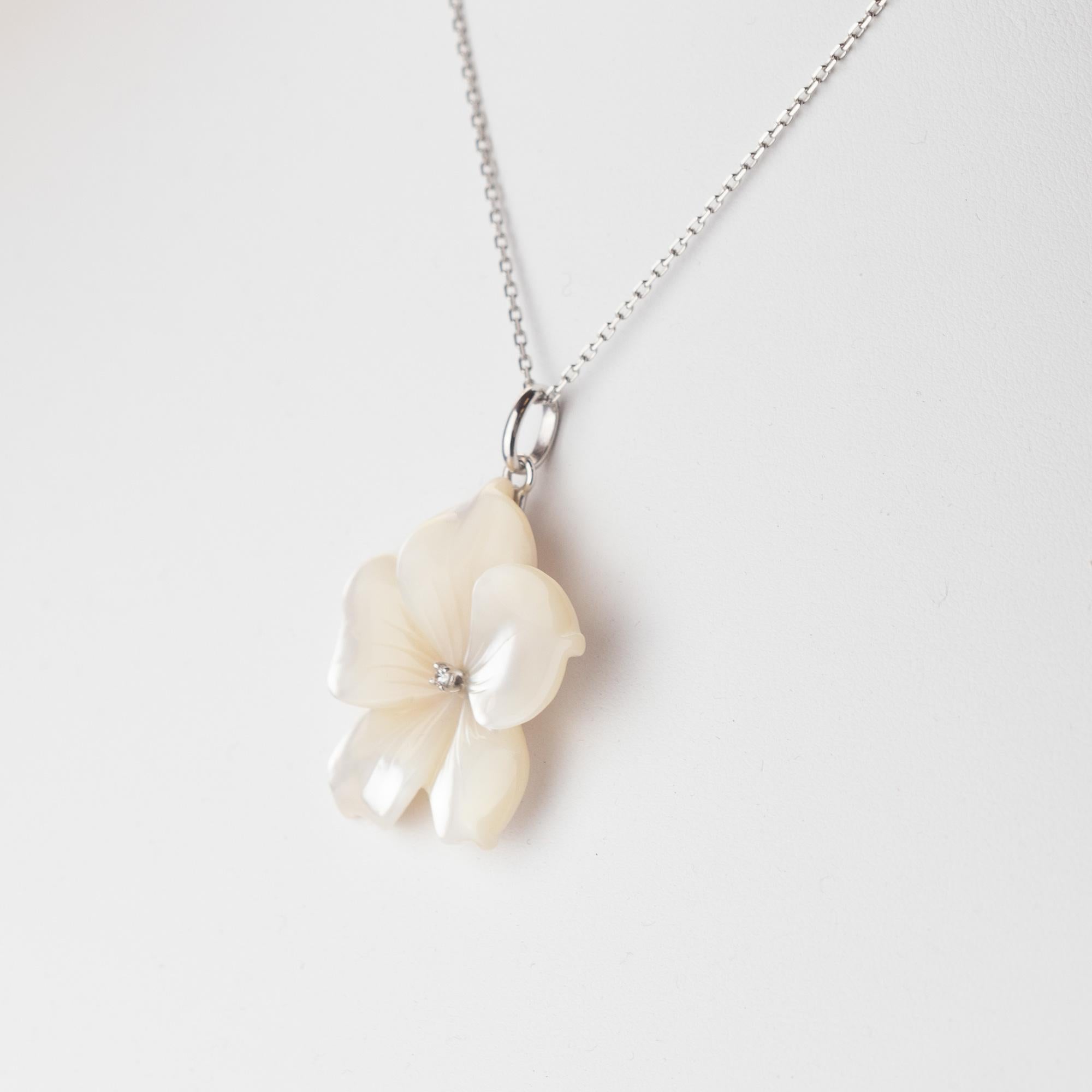 Perlmutt geschnitzte Blumen-Diamant-Tropfen-Halskette aus 18 Karat Gold Intini Juwelen im Angebot 4