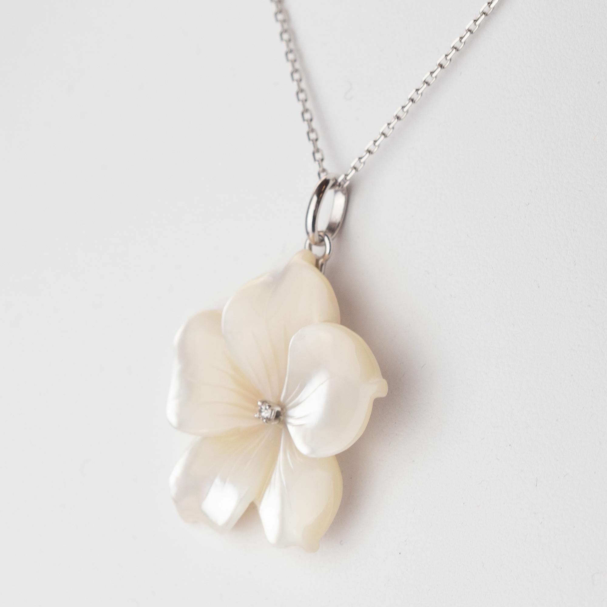 Perlmutt geschnitzte Blumen-Diamant-Tropfen-Halskette aus 18 Karat Gold Intini Juwelen im Angebot 5