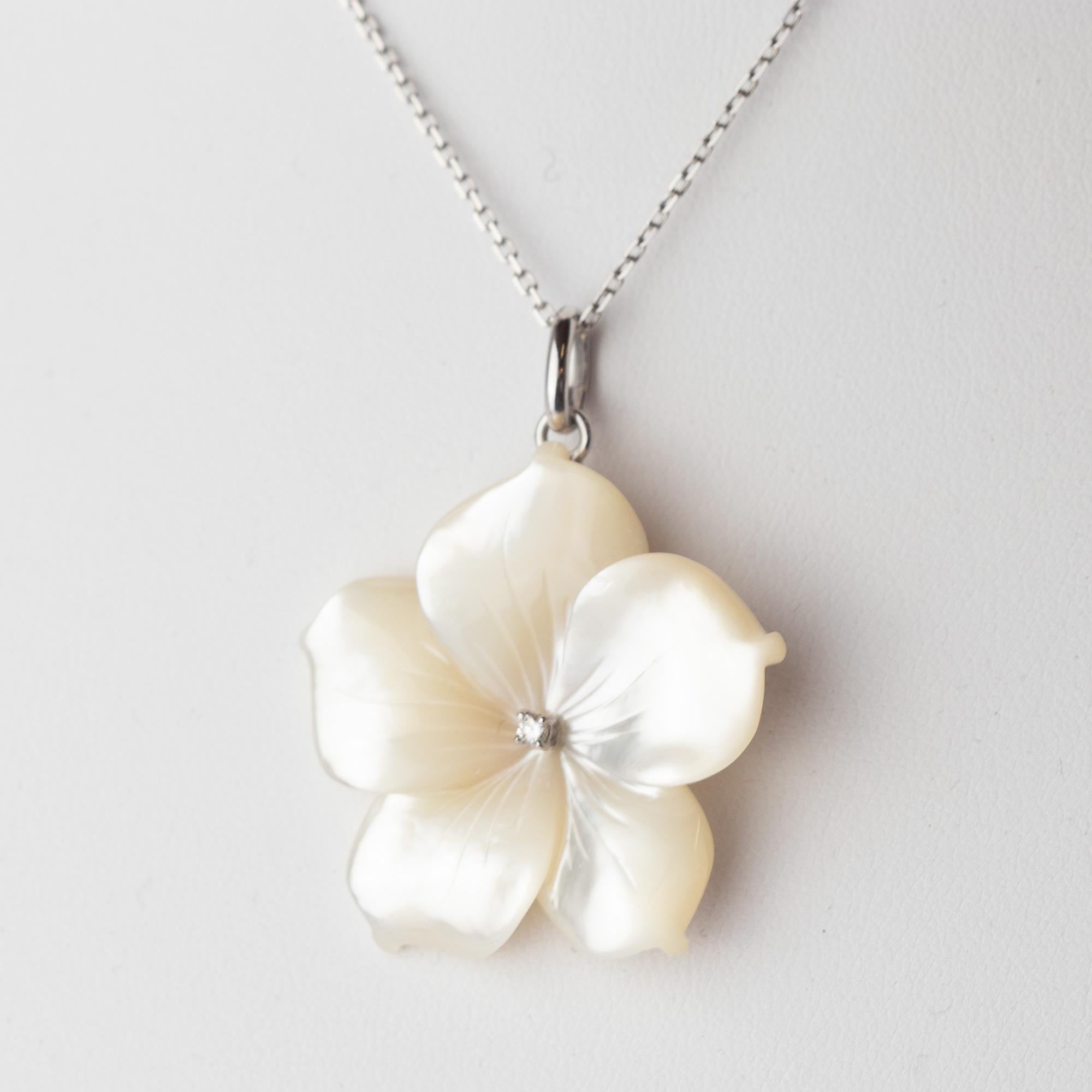 Perlmutt geschnitzte Blumen-Diamant-Tropfen-Halskette aus 18 Karat Gold Intini Juwelen im Angebot 6