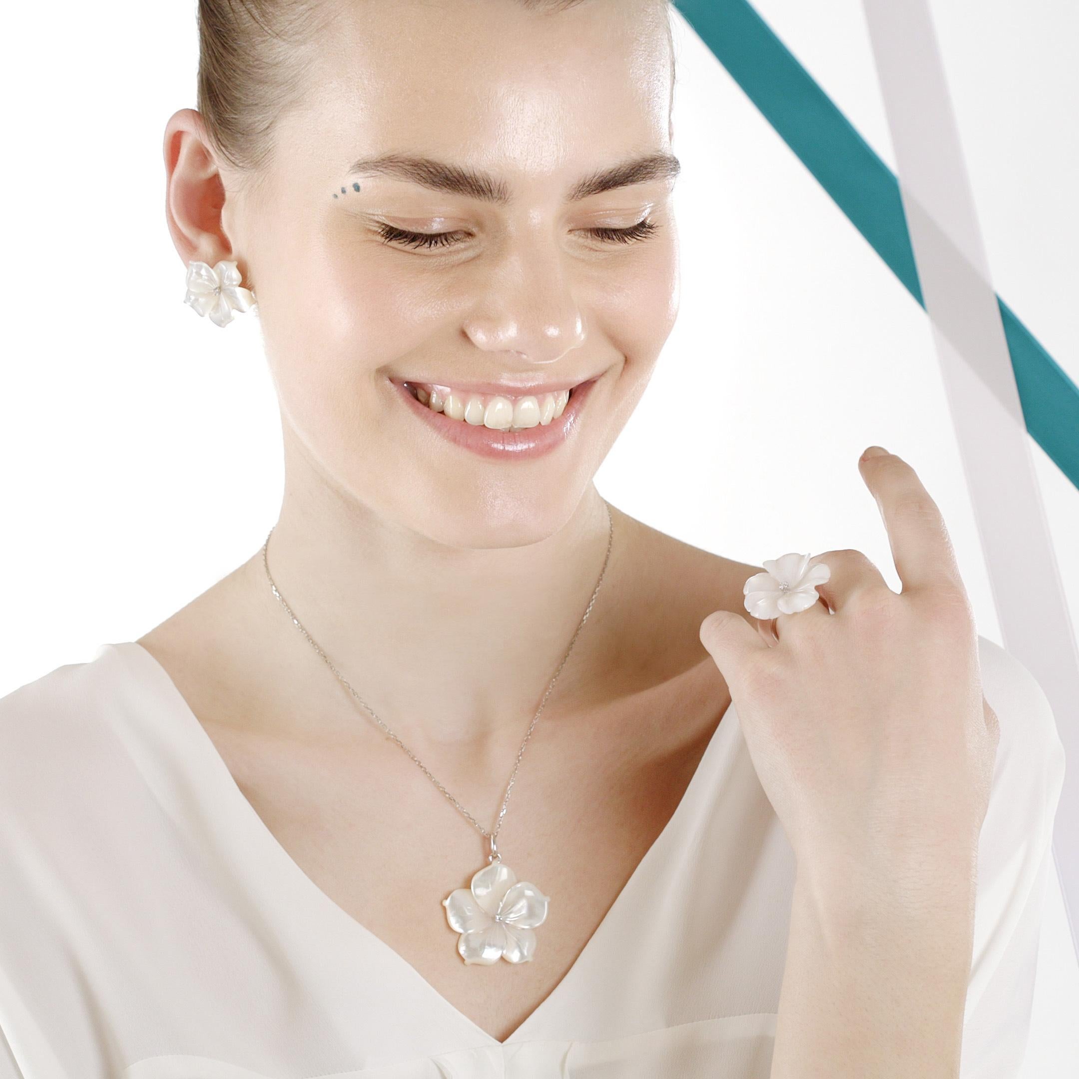 Perlmutt geschnitzte Blume Diamant 18 Karat Gold Tropfen Halskette Intini Juwelen (Gemischter Schliff) im Angebot