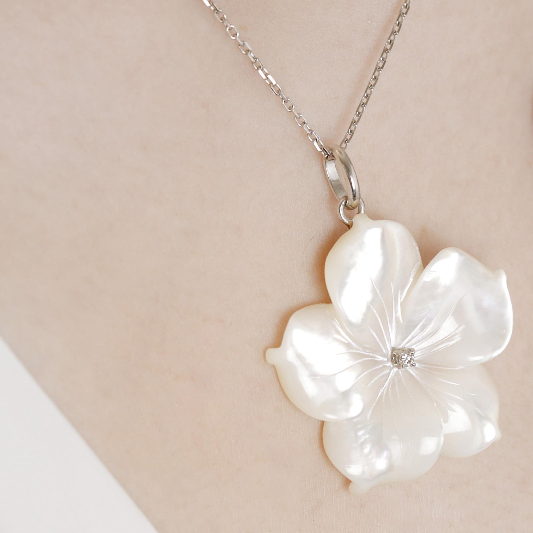 Perlmutt geschnitzte Blumen-Diamant-Tropfen-Halskette aus 18 Karat Gold Intini Juwelen im Angebot 8