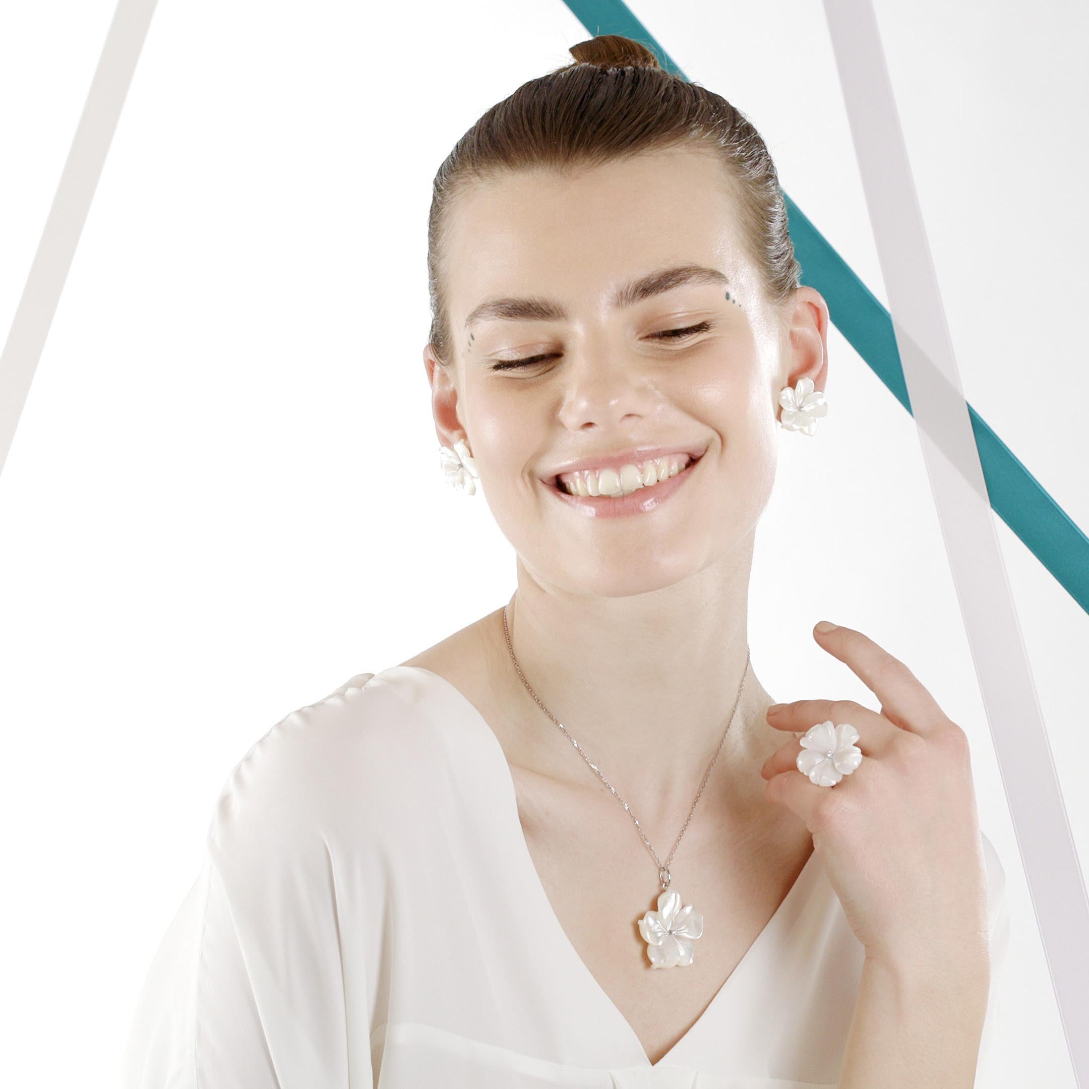 Perlmutt geschnitzte Blumen-Diamant-Tropfen-Halskette aus 18 Karat Gold Intini Juwelen im Angebot 13