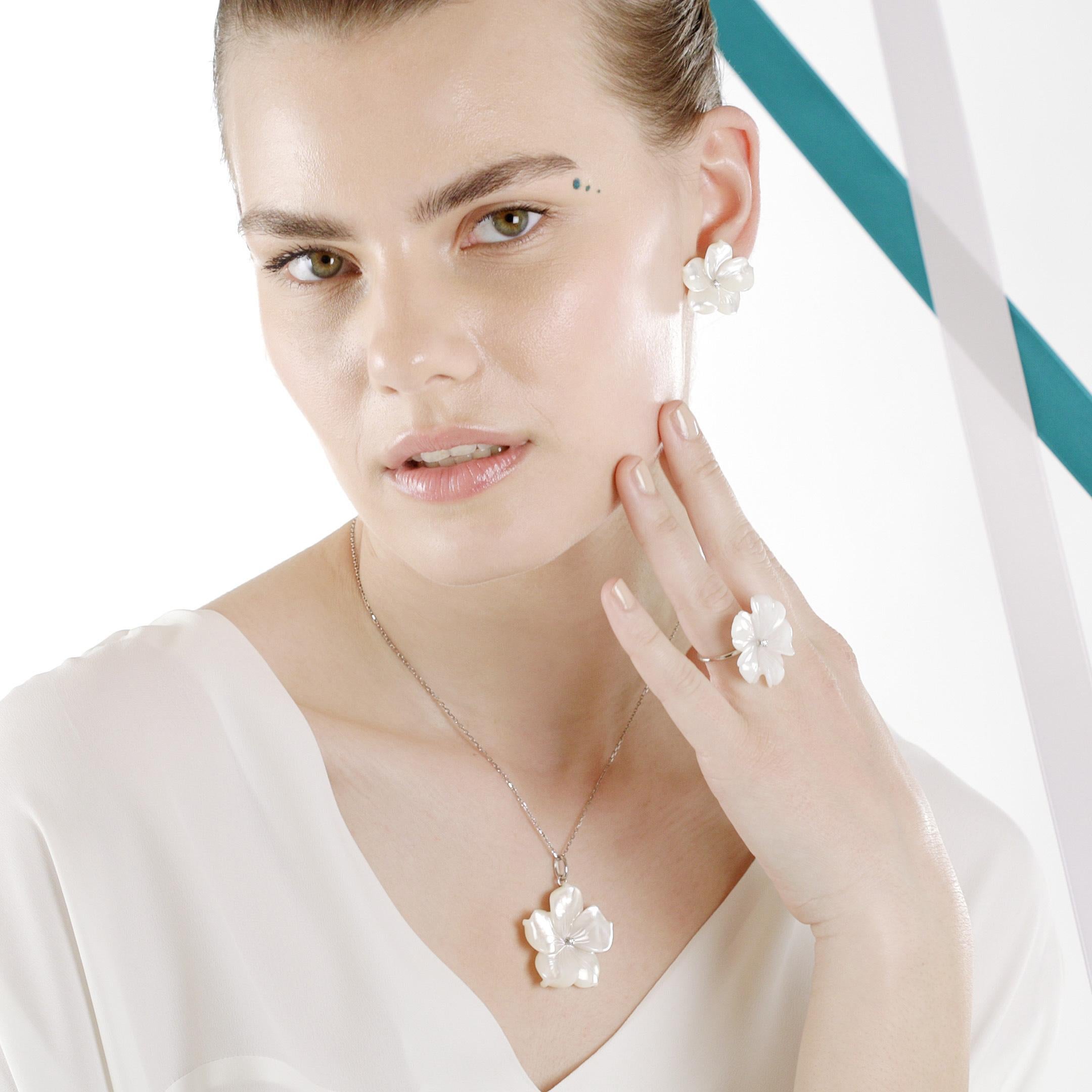 Geschnitzte Blütenblätter, die an die italienische handgefertigte traditionelle Schmuckarbeit erinnern, hüllen sich in einen weichen, mit 18 Karat Weißgold angereicherten Look, der Glamour und exquisiten Geschmack manifestiert. 

- • 18 Karat