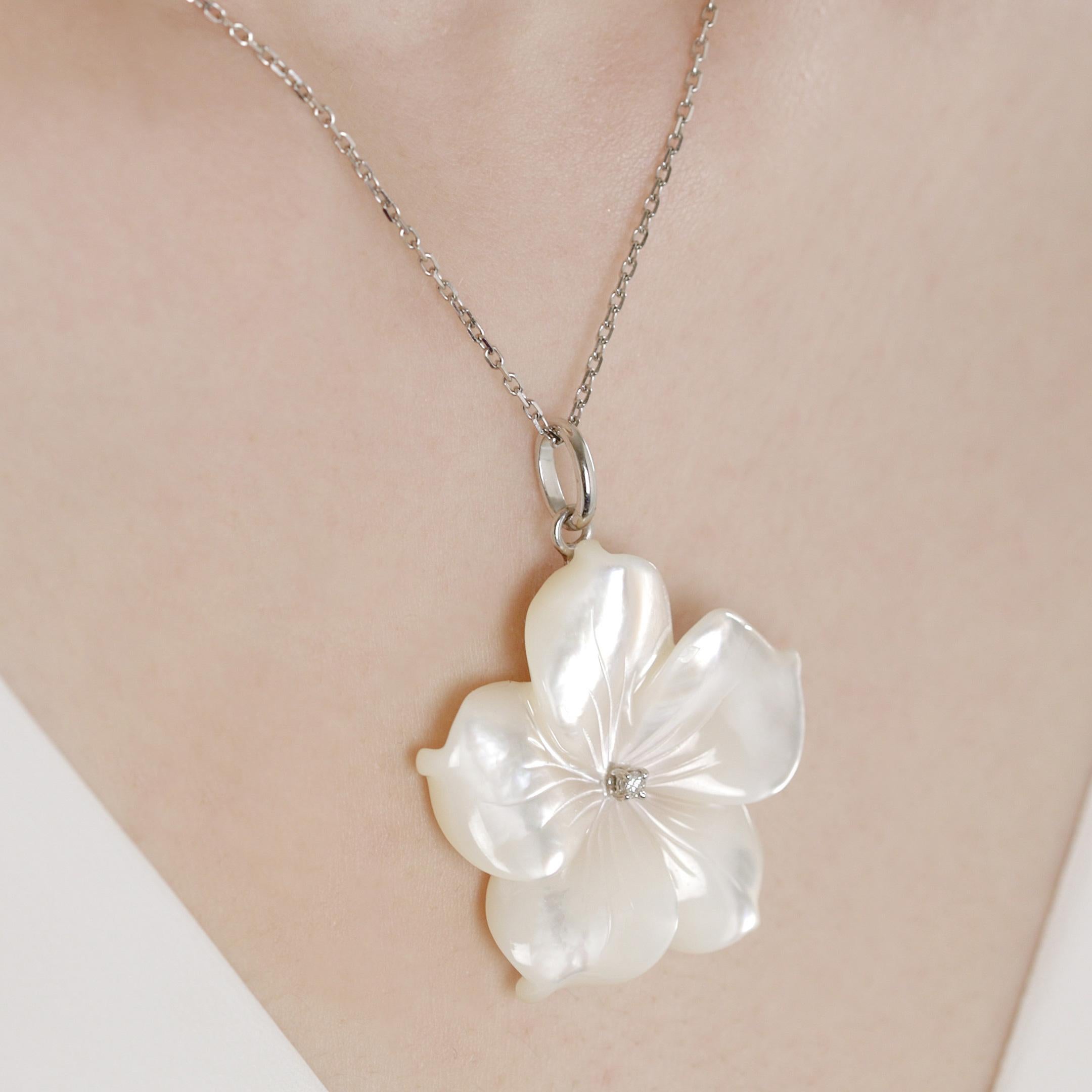 Perlmutt geschnitzte Blumen-Diamant-Tropfen-Halskette aus 18 Karat Gold Intini Juwelen (Art nouveau) im Angebot