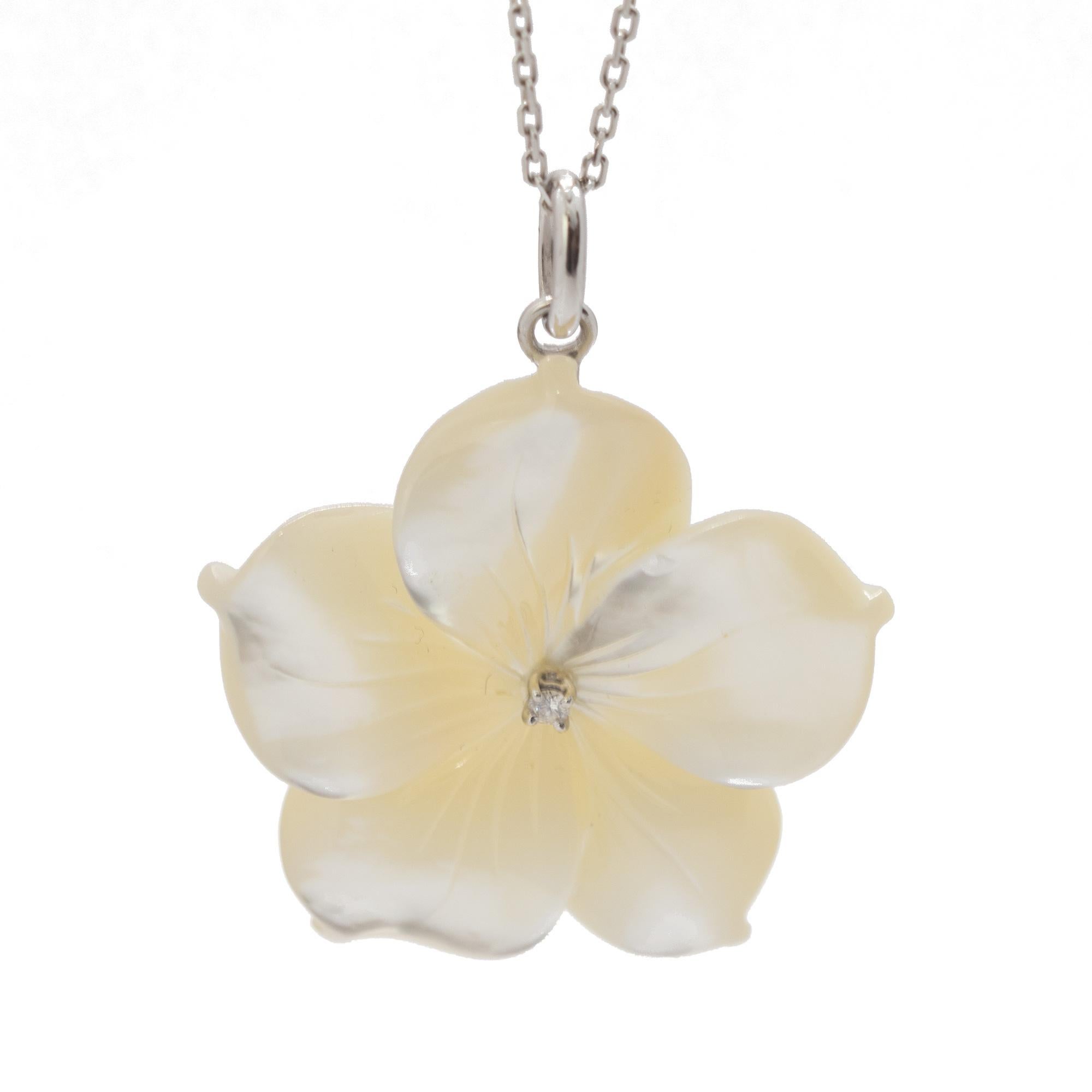 Perlmutt geschnitzte Blumen-Diamant-Tropfen-Halskette aus 18 Karat Gold Intini Juwelen für Damen oder Herren im Angebot