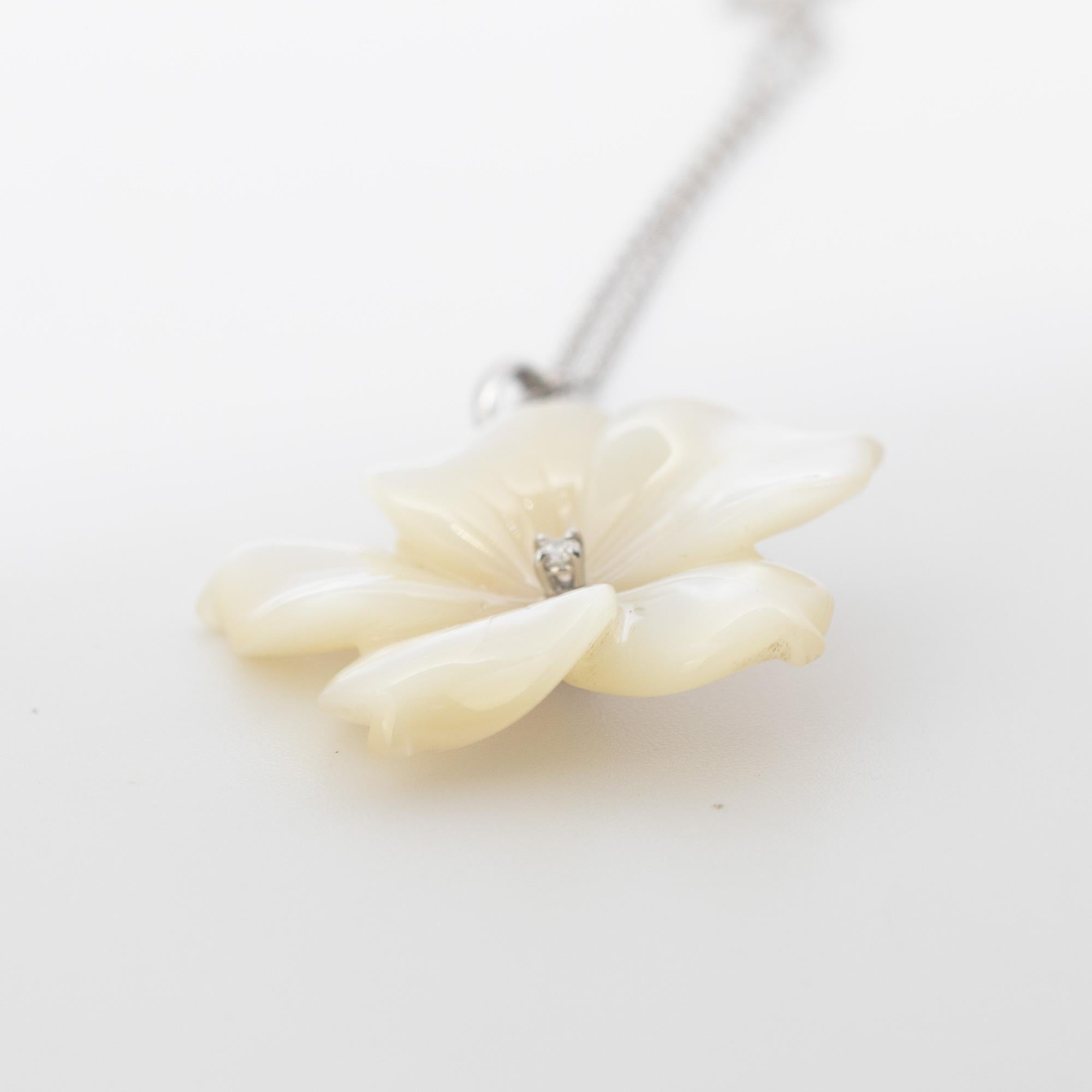 Perlmutt geschnitzte Blumen-Diamant-Tropfen-Halskette aus 18 Karat Gold Intini Juwelen im Angebot 2