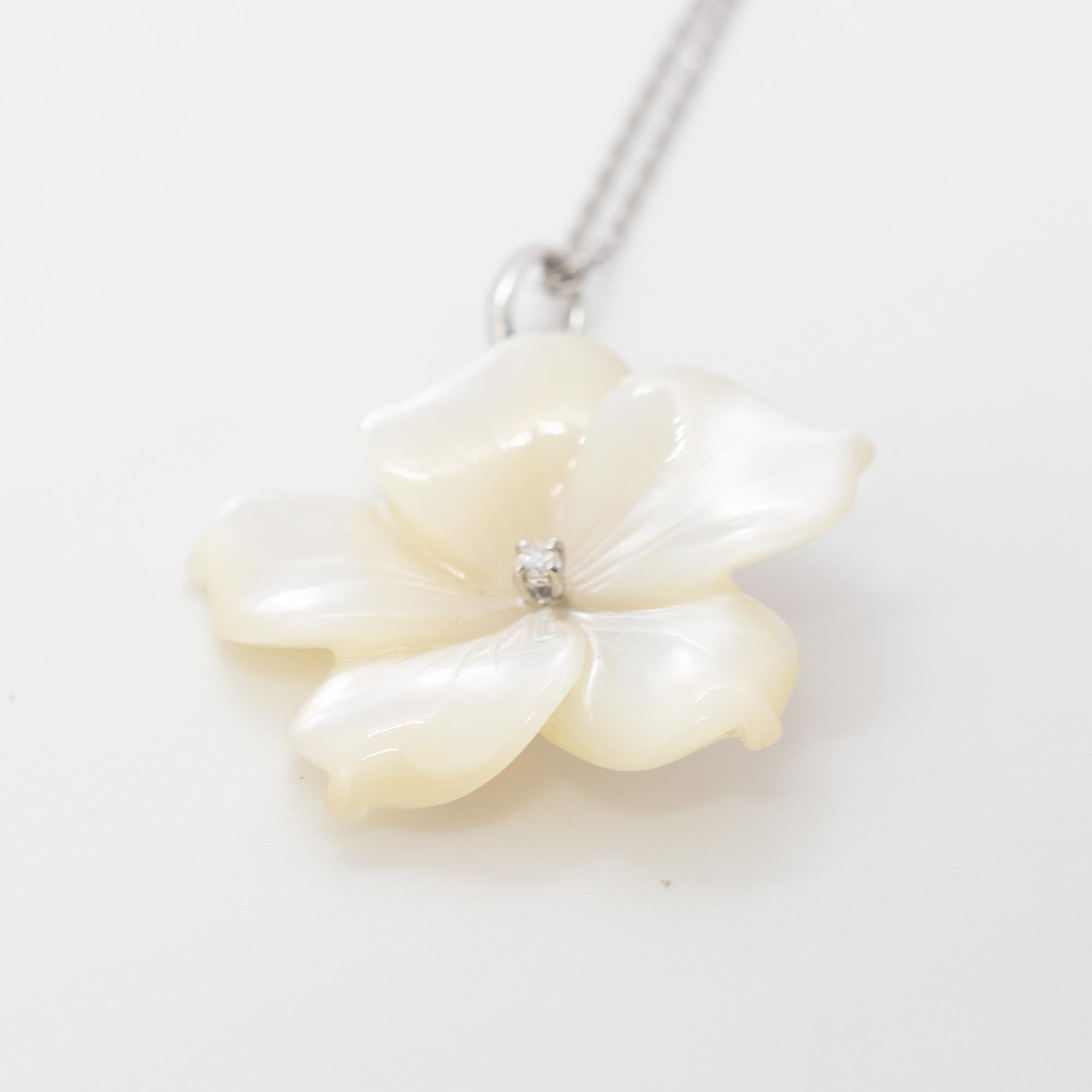 Perlmutt geschnitzte Blumen-Diamant-Tropfen-Halskette aus 18 Karat Gold Intini Juwelen im Angebot 3