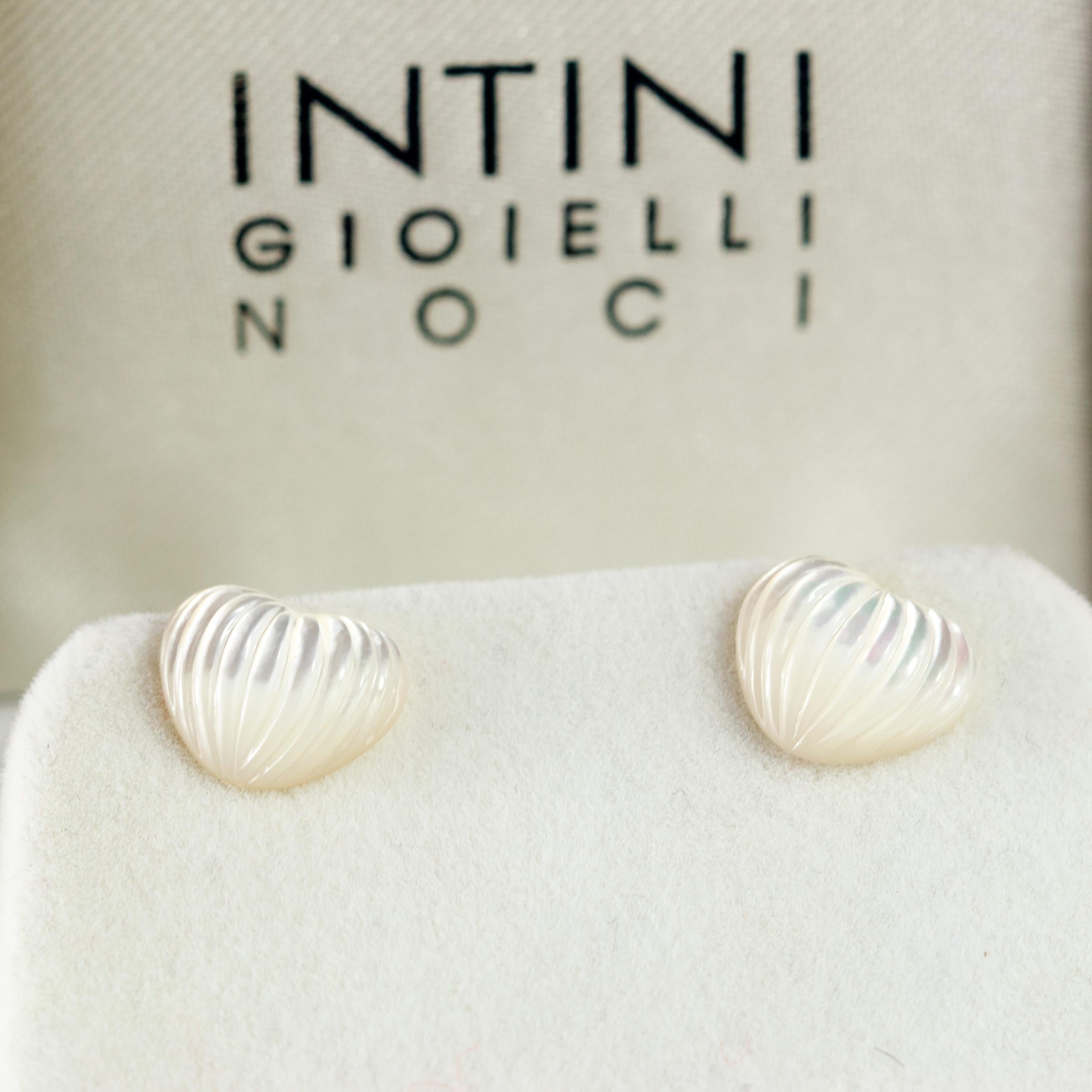 Clous d'oreilles en forme de cœur sculptés en nacre, faites à la main, jour de Saint-Valentin en vente 1