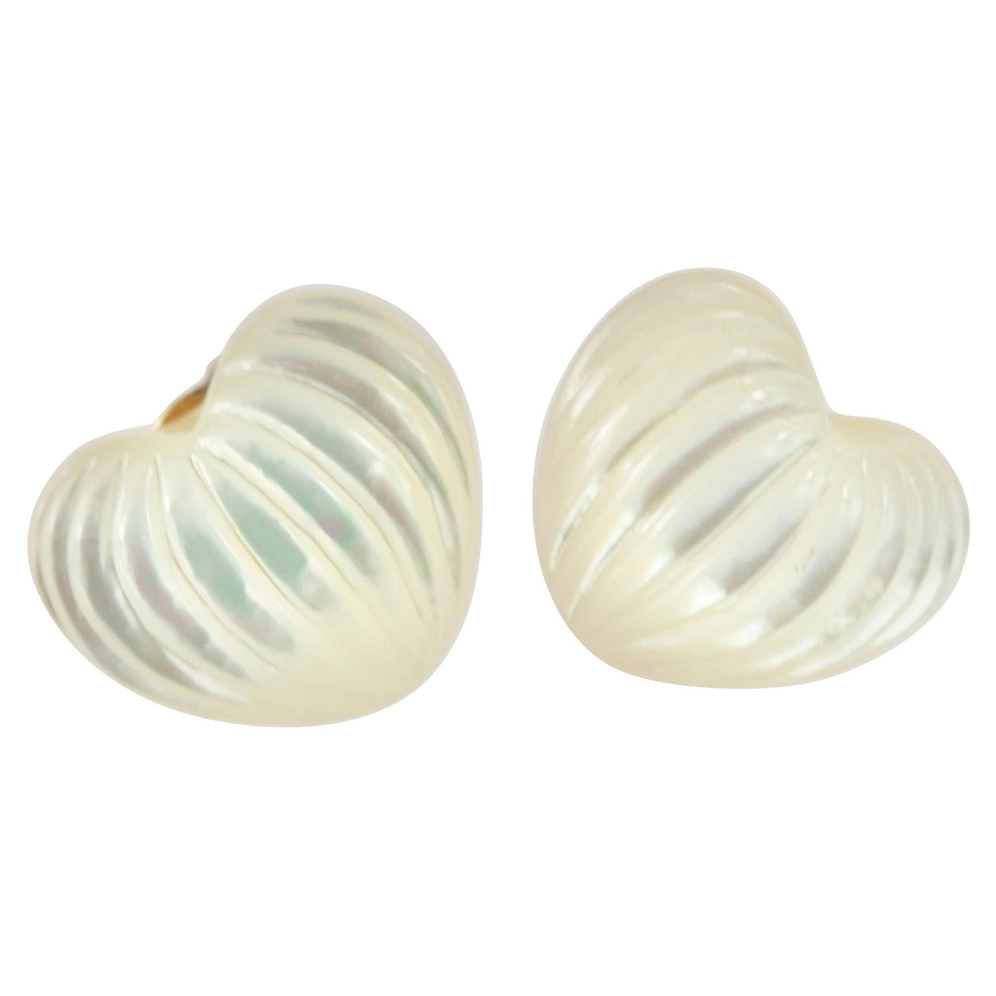 Clous d
oreilles en forme de cœur sculptés en nacre, faites à la main, jour de Saint-Valentin