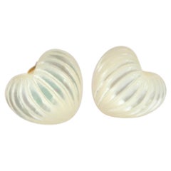 Clous d
oreilles en forme de cœur sculptés en nacre, faites à la main, jour de Saint-Valentin