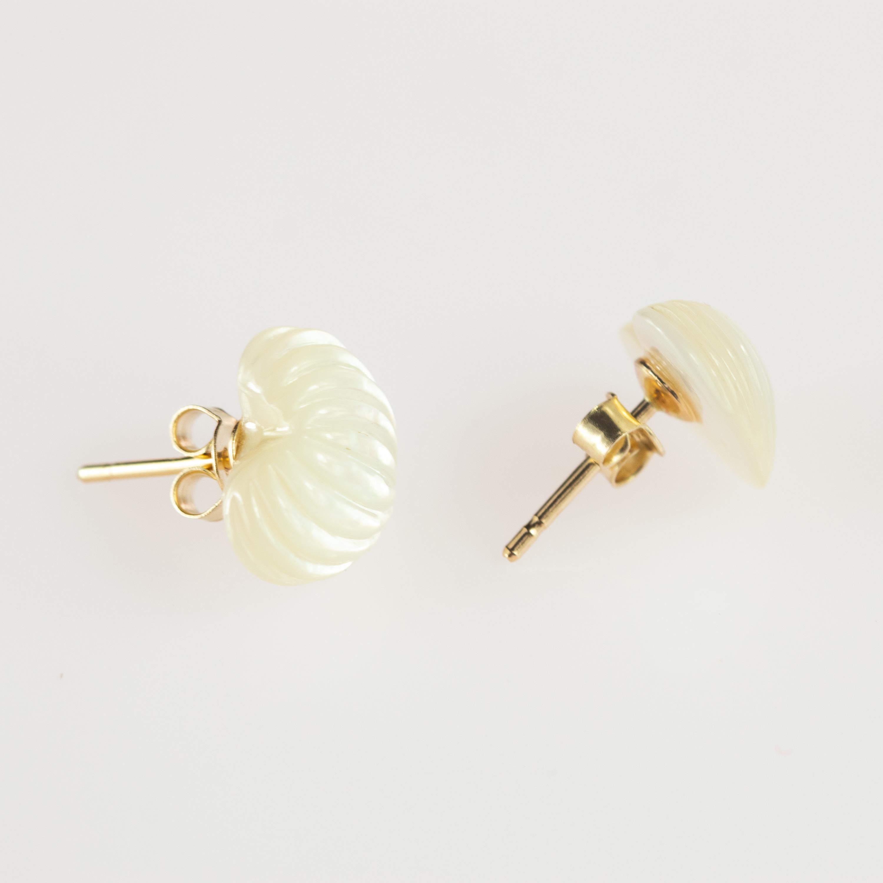 Romantic Mother of Pearl Carved Heart Stud Yellow Gold Valentine's Day Handmade Earrings For Sale