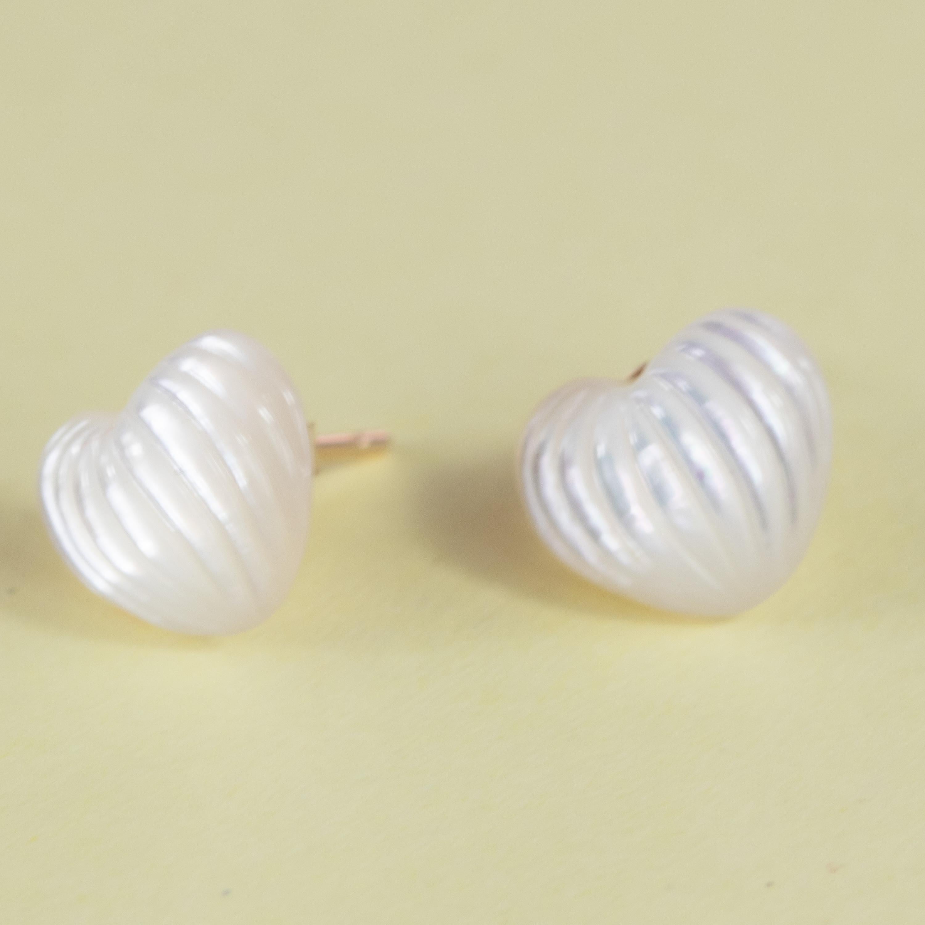 Mother of Pearl Carved Heart Stud Yellow Gold Valentine's Day Handmade Earrings In New Condition For Sale In Milano, IT