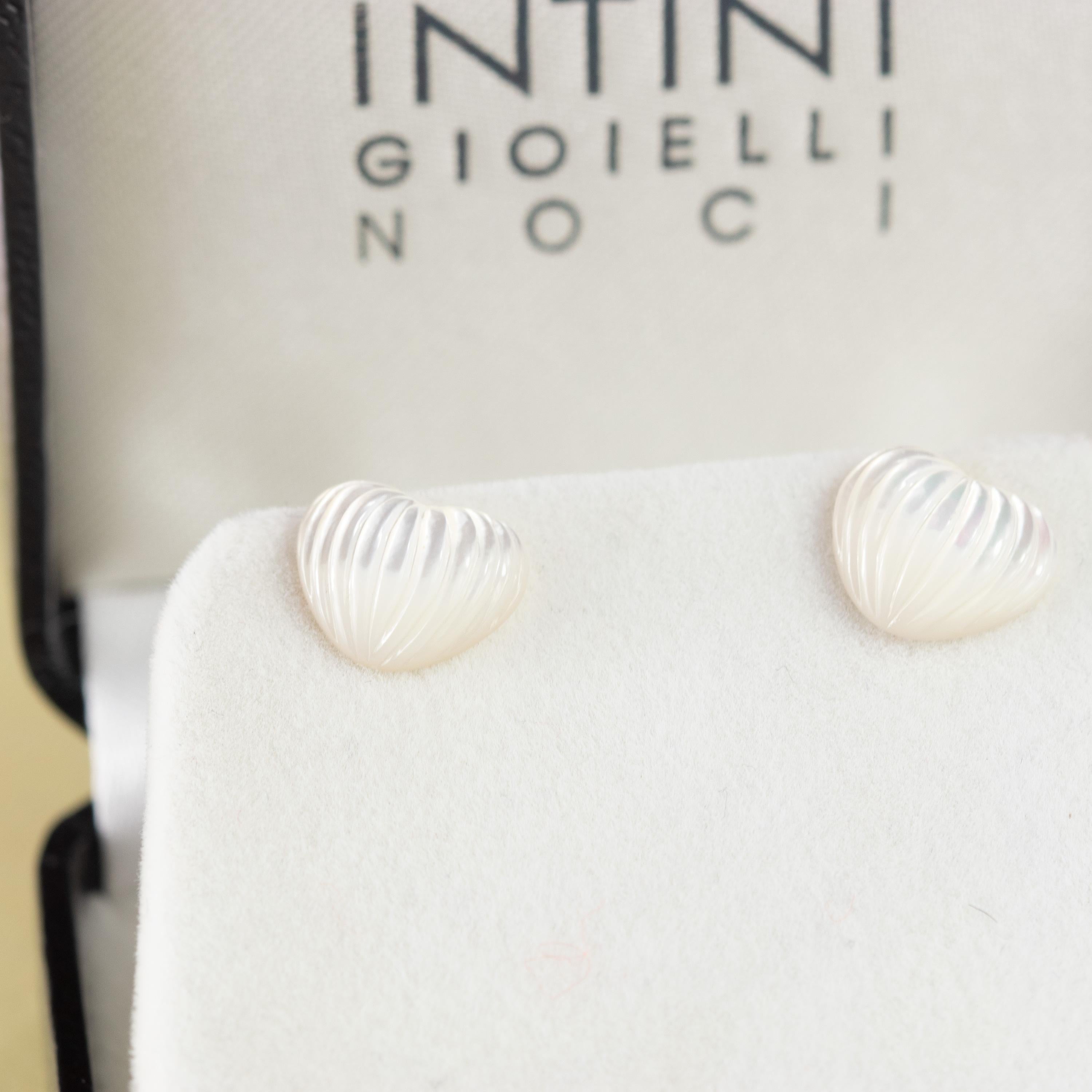 Clous d'oreilles faites à la main en or jaune avec cœurs sculptés en nacre, jour de Saint-Valentin Pour femmes en vente