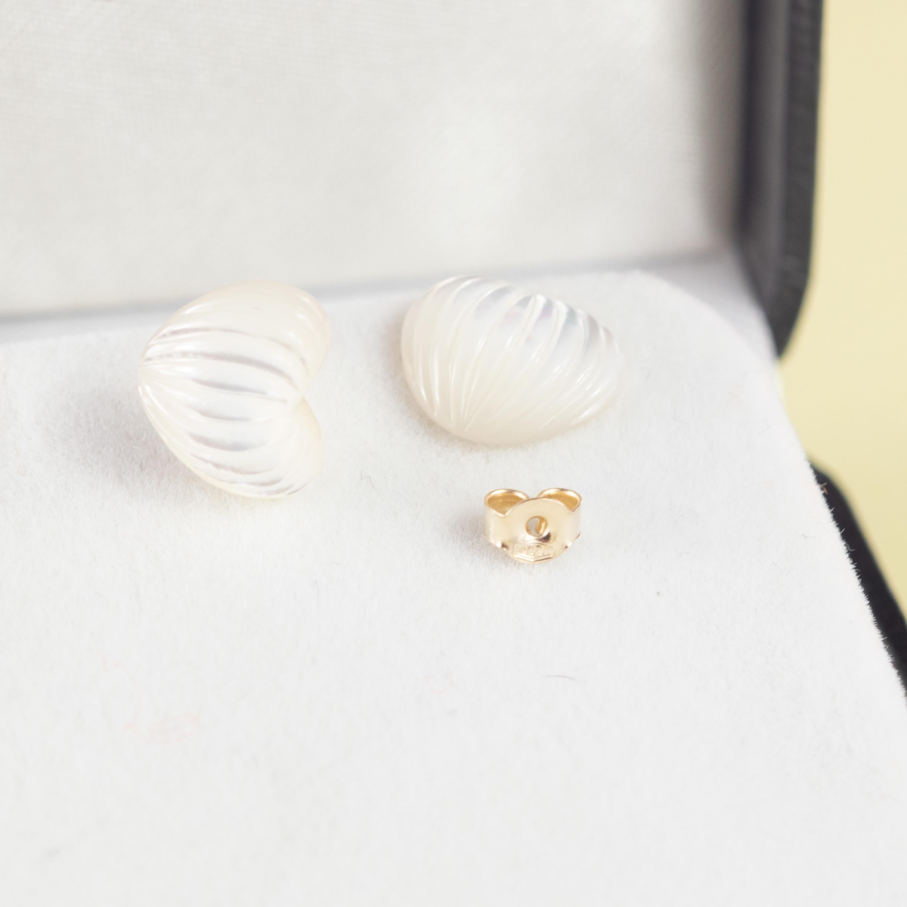 Clous d'oreilles faites à la main en or jaune avec cœurs sculptés en nacre, jour de Saint-Valentin en vente 2