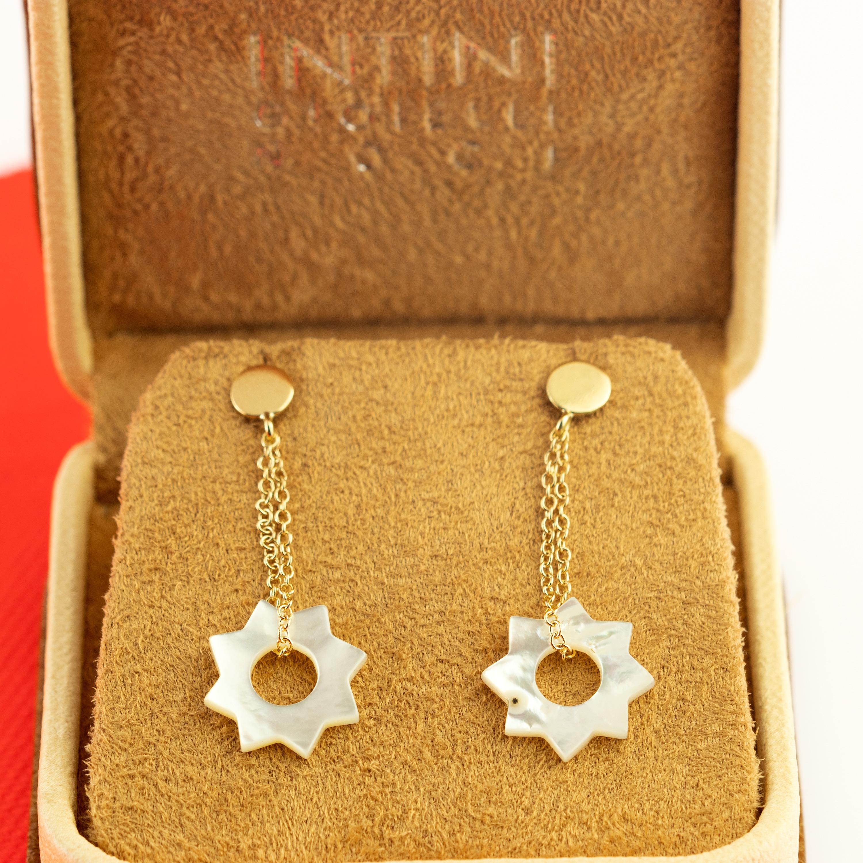 Dangle and drop natural mother of pearl sun shaped earrings with a circle hole inside, holded by 18 Karat Yellow Gold chain. Contemporary and unique piece designed with a modern and youthful style.

These jewels are inspired by the sun symbol.