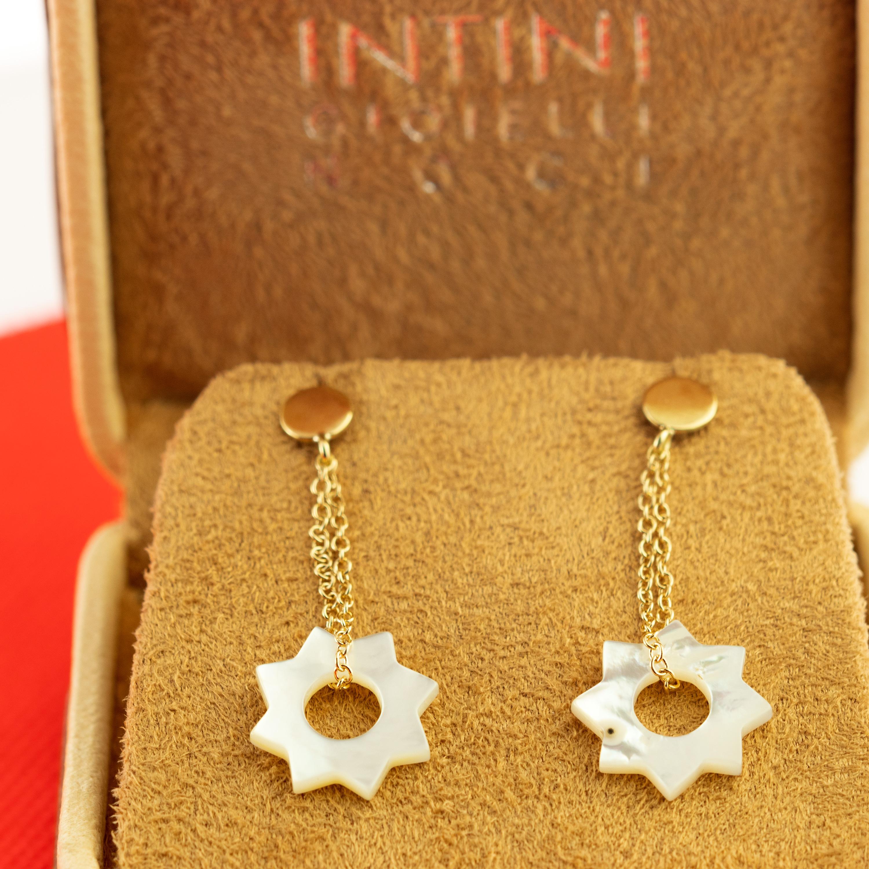 Pendants d'oreilles cocktail en or 18 carats avec chaîne en forme de soleil sculpté en nacre en vente 3