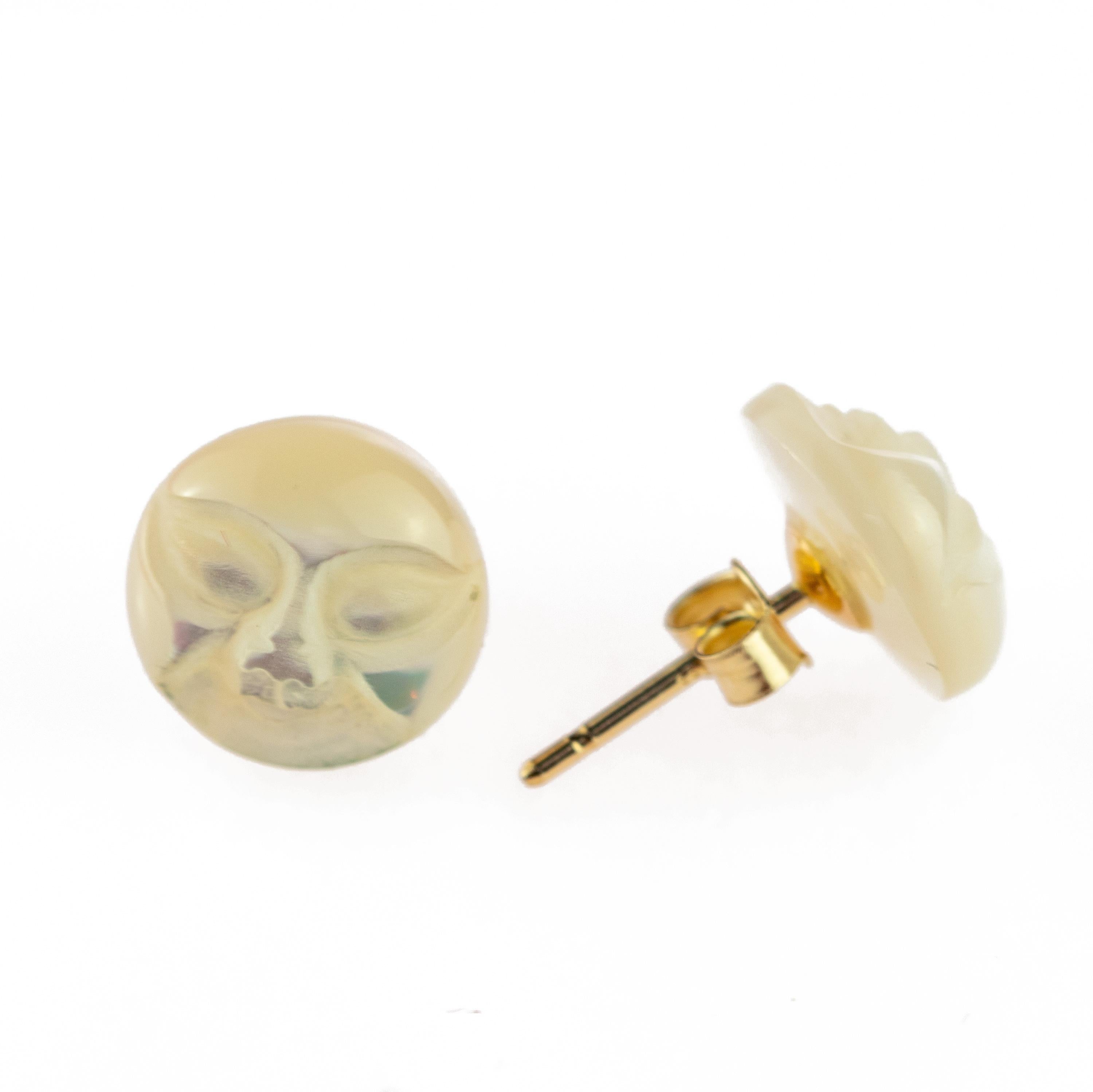 Pendientes de madreperla tallados en oro amarillo de 9 quilates con la cara de la luna y el sol Romántico en venta