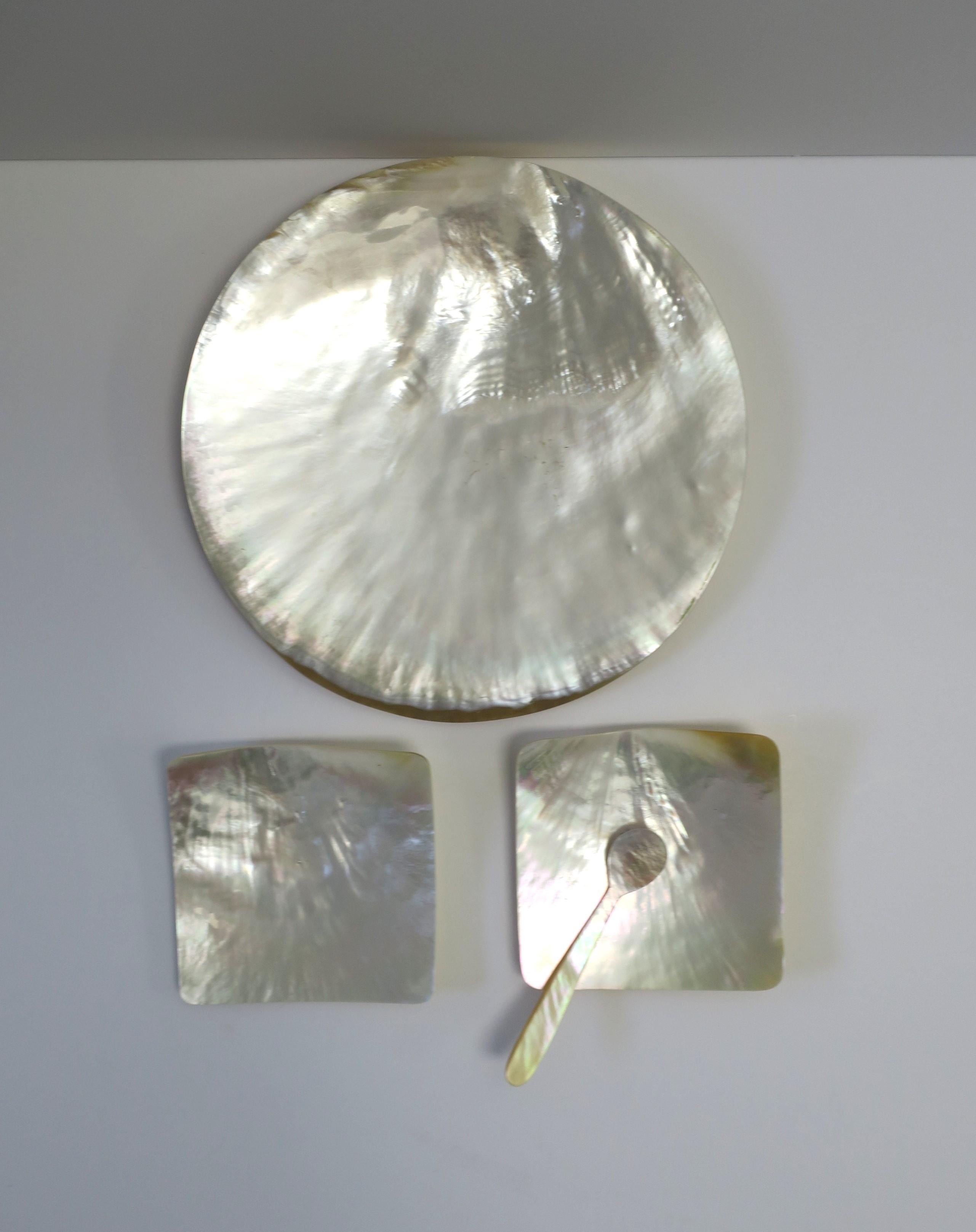 Mother of Pearl Caviar Dish and Spoon Set, Set of 4 In Good Condition For Sale In New York, NY
