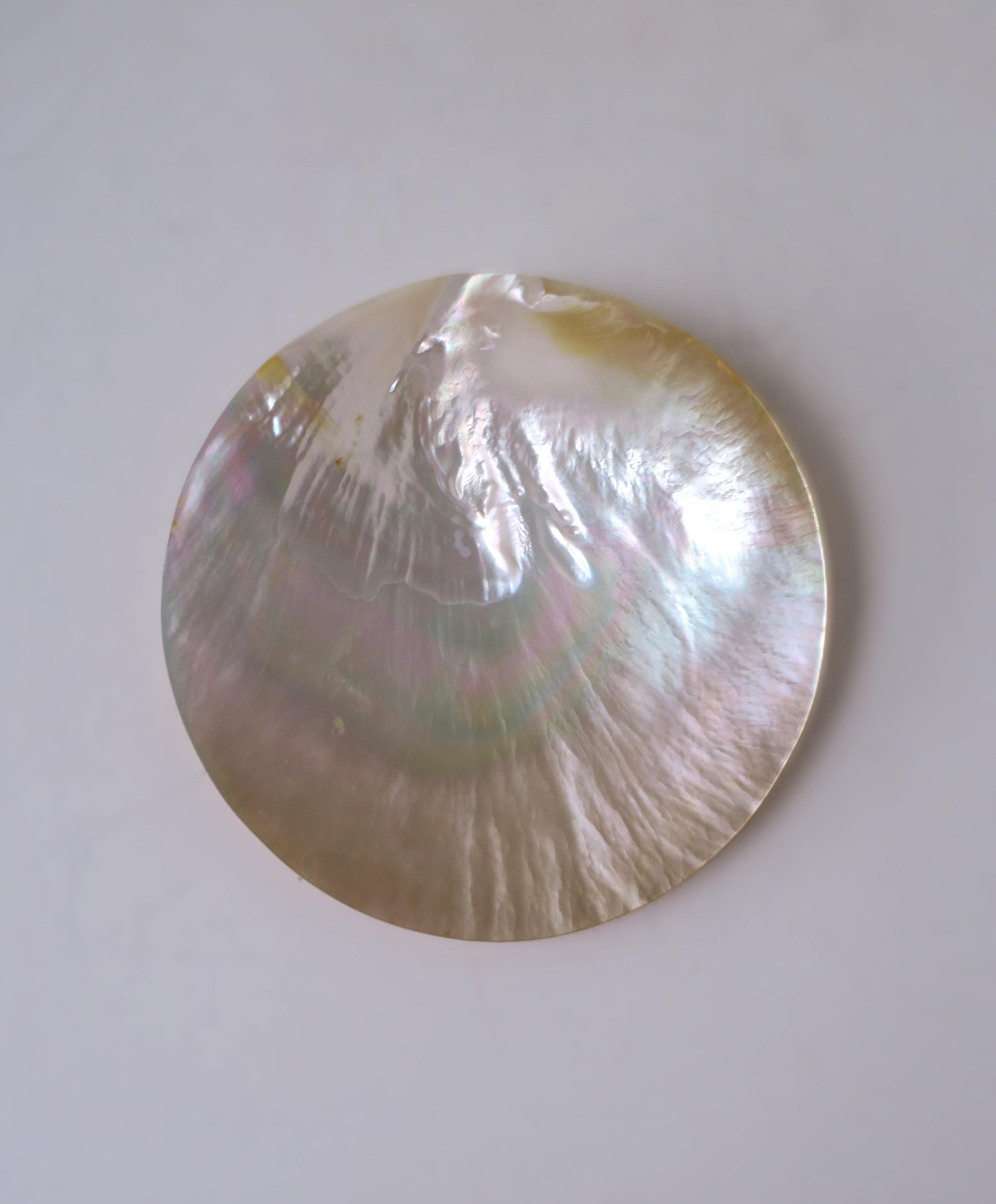 Eine runde Schale mit natürlichem Perlmuttkaviar. Verwendung für Kaviar oder anderes. Ein schöner Unterhaltungsgegenstand, ein dekoratives Objekt, zum Aufbewahren von Schmuck, etc. Viele Möglichkeiten. Die Schüssel hat eine angenehme Größe, nicht zu