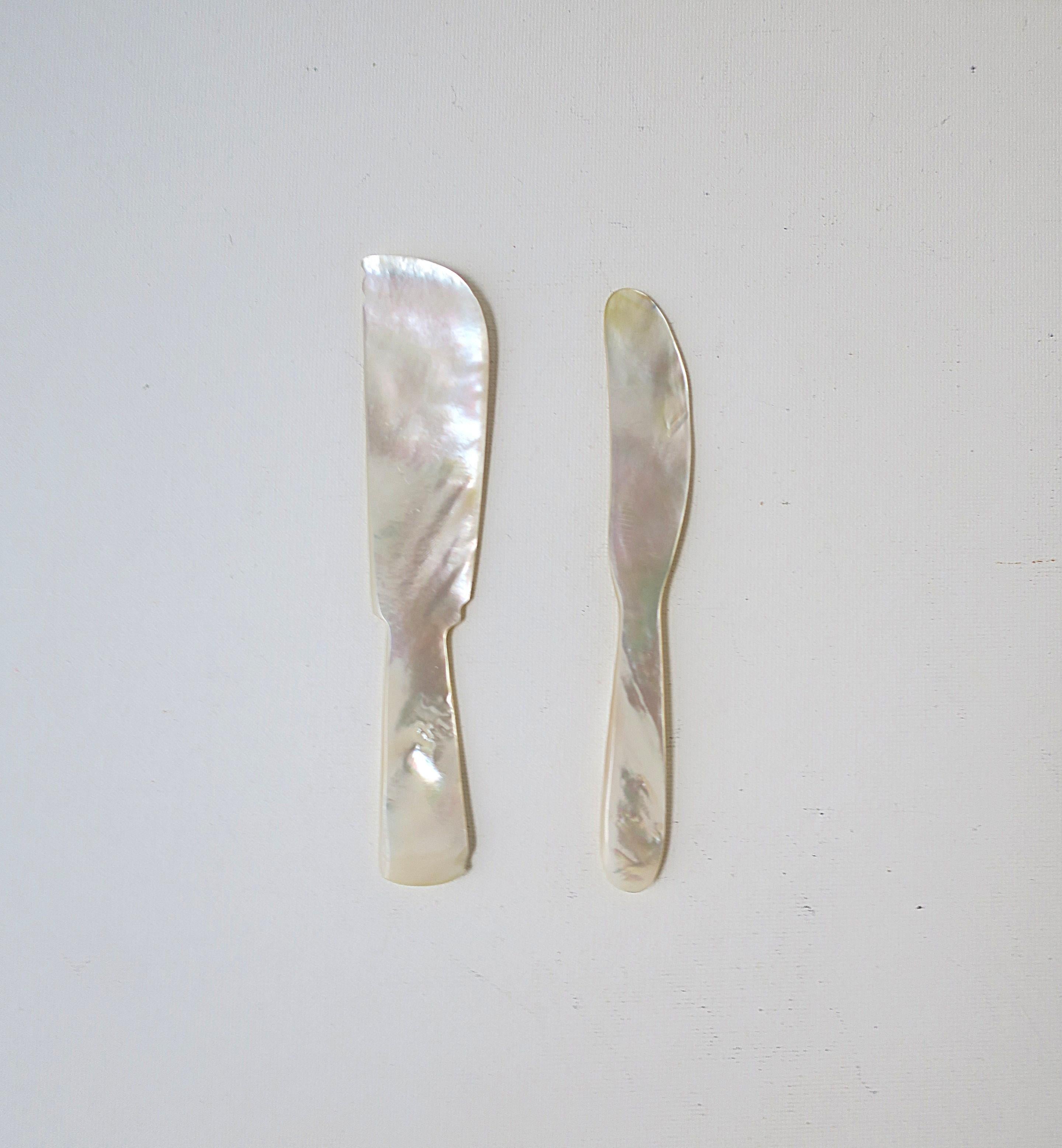 Un juego de dos (2) esparcidores de cuchillo de caviar de madreperla. Un set para caviar u otra cocina gourmet.