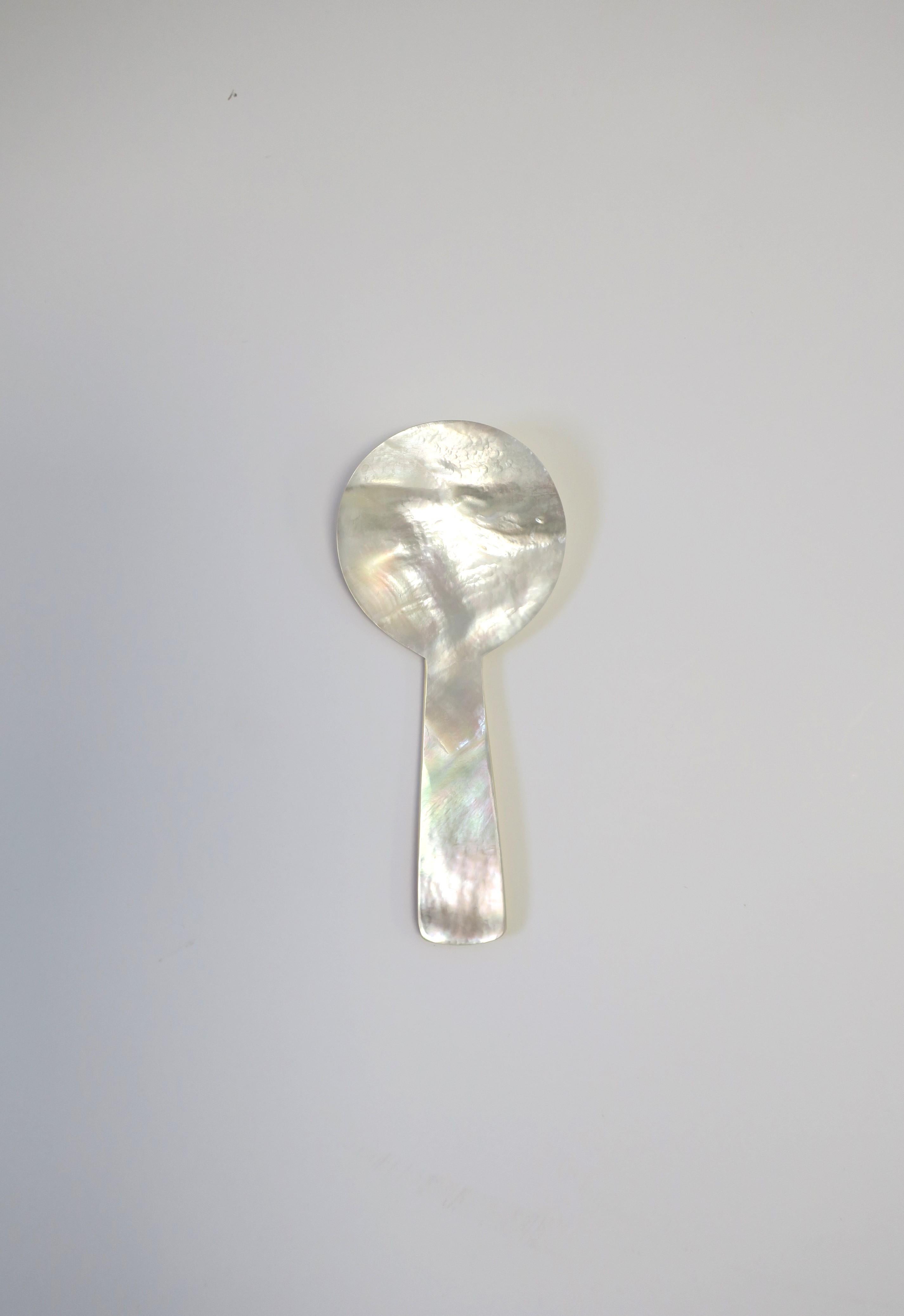 A beautiful Mother of Pearl seashell caviar serving spoon. 
Spoon measures: 2.25