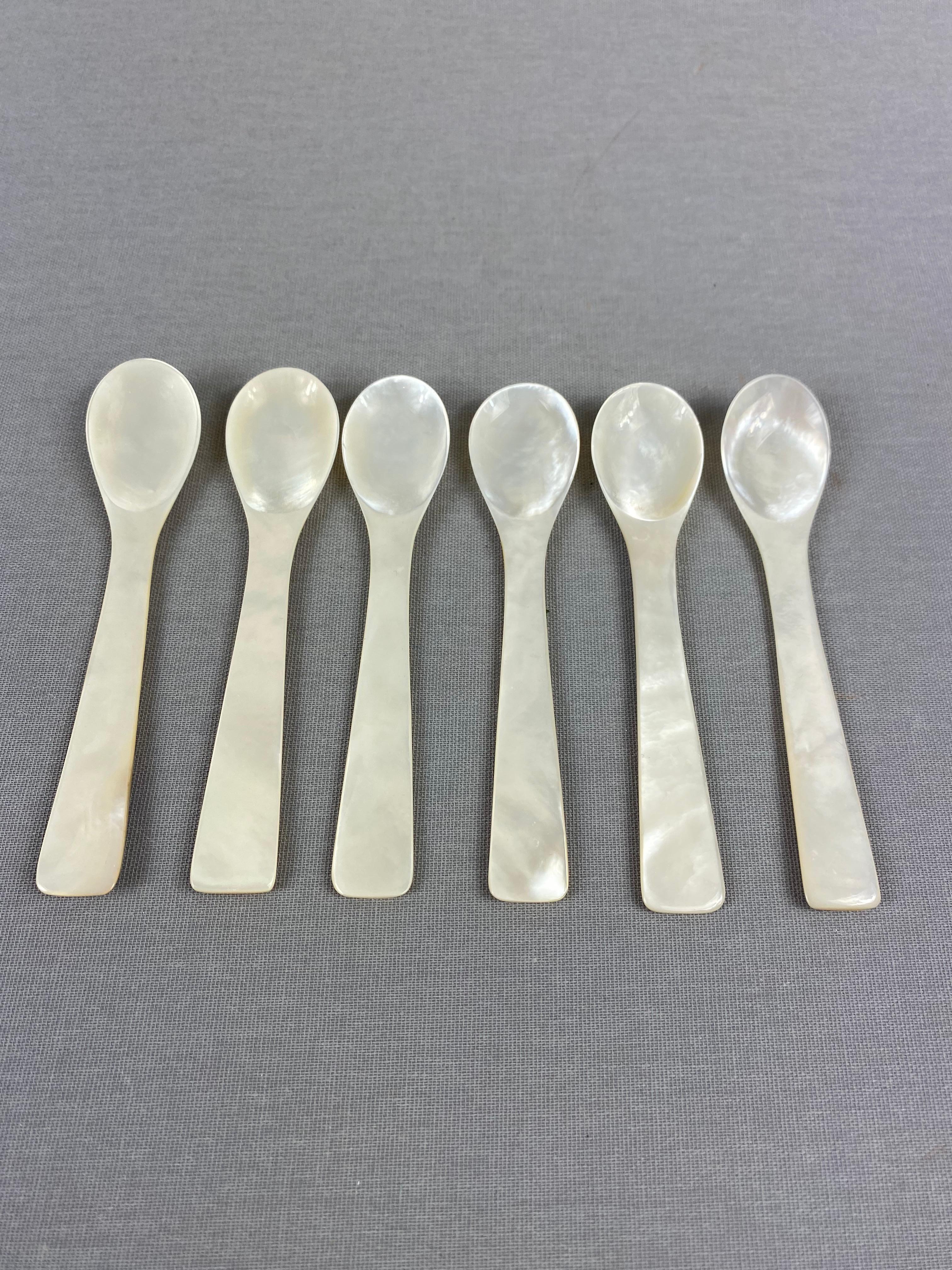 Large set of caviar spoons and butterknives and serving cup holder shells, 1960.

A beautiful large mother of pearls set from 20 spoons (4.72in.), 8 butter knifes (4.72in), 1 large spoon (6.49in) an 9 beautiful shell serving cup holders.

Very
