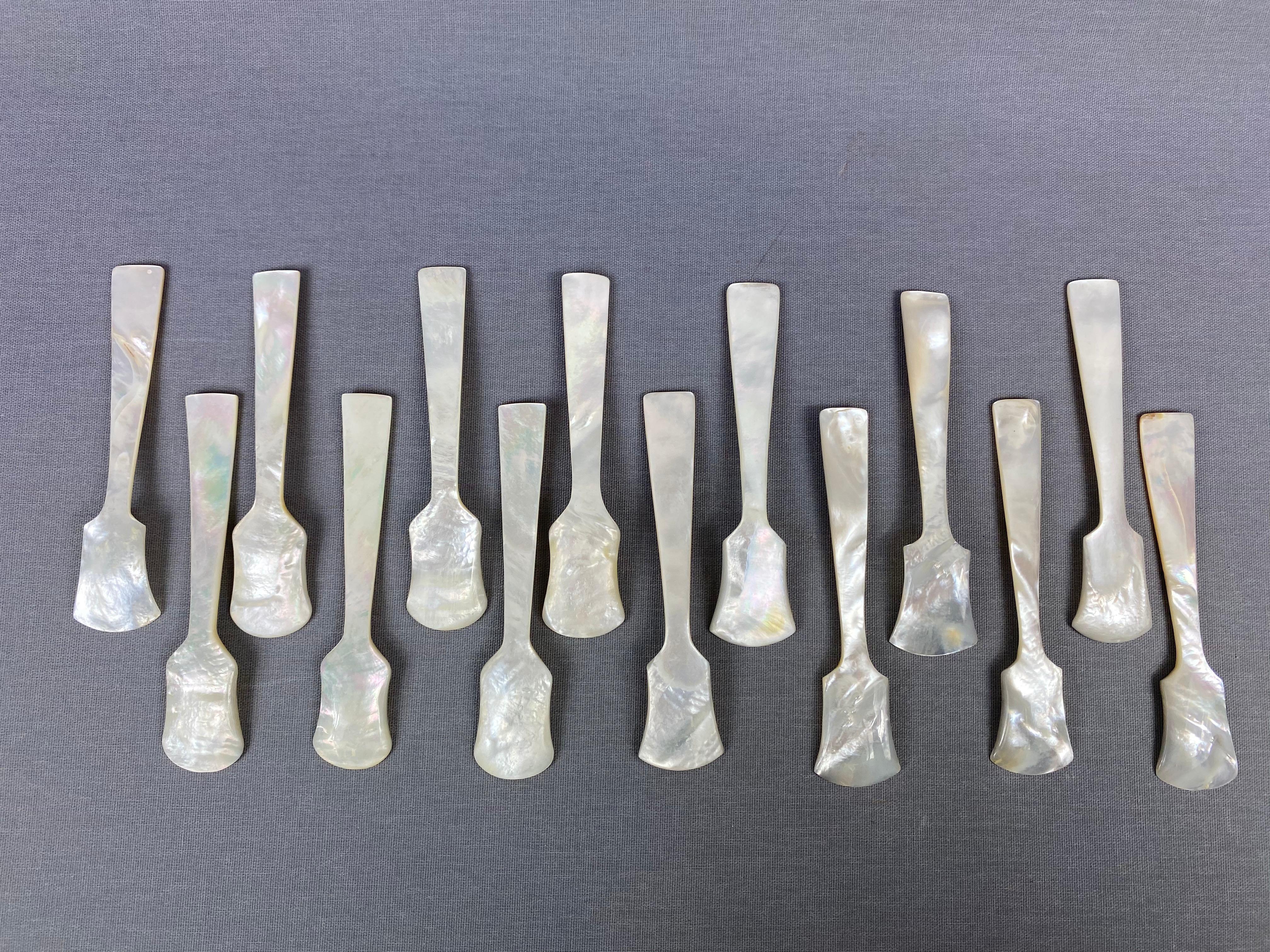 Mother of Pearl Caviar Spoons and Butter Knifes and Serving Cup Holder Shells In Good Condition In Frankfurt / Dreieich, DE