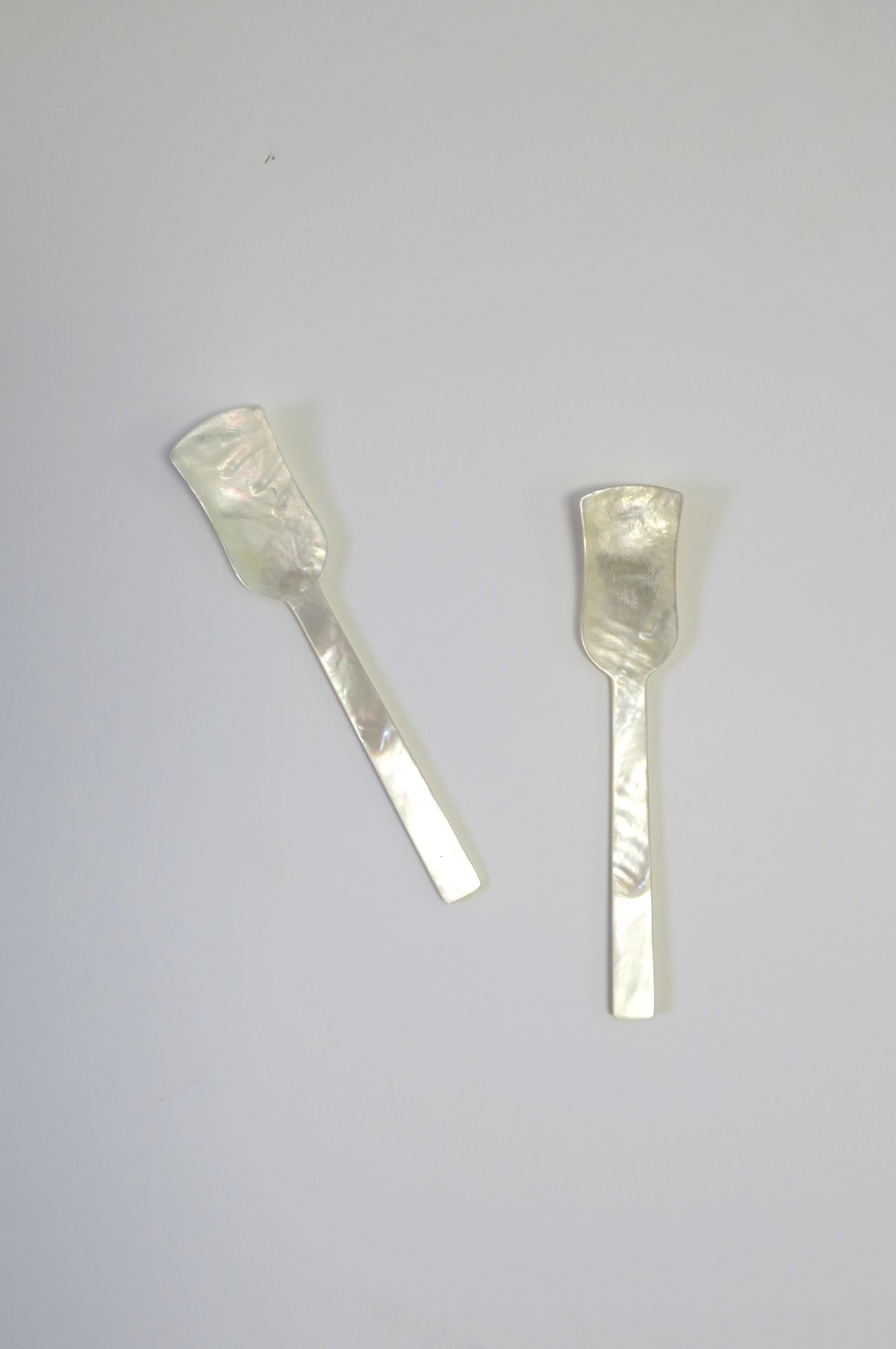 A beautiful set of two (2) Mother of Pearl seashell caviar spoons. 

Dimensions: .94