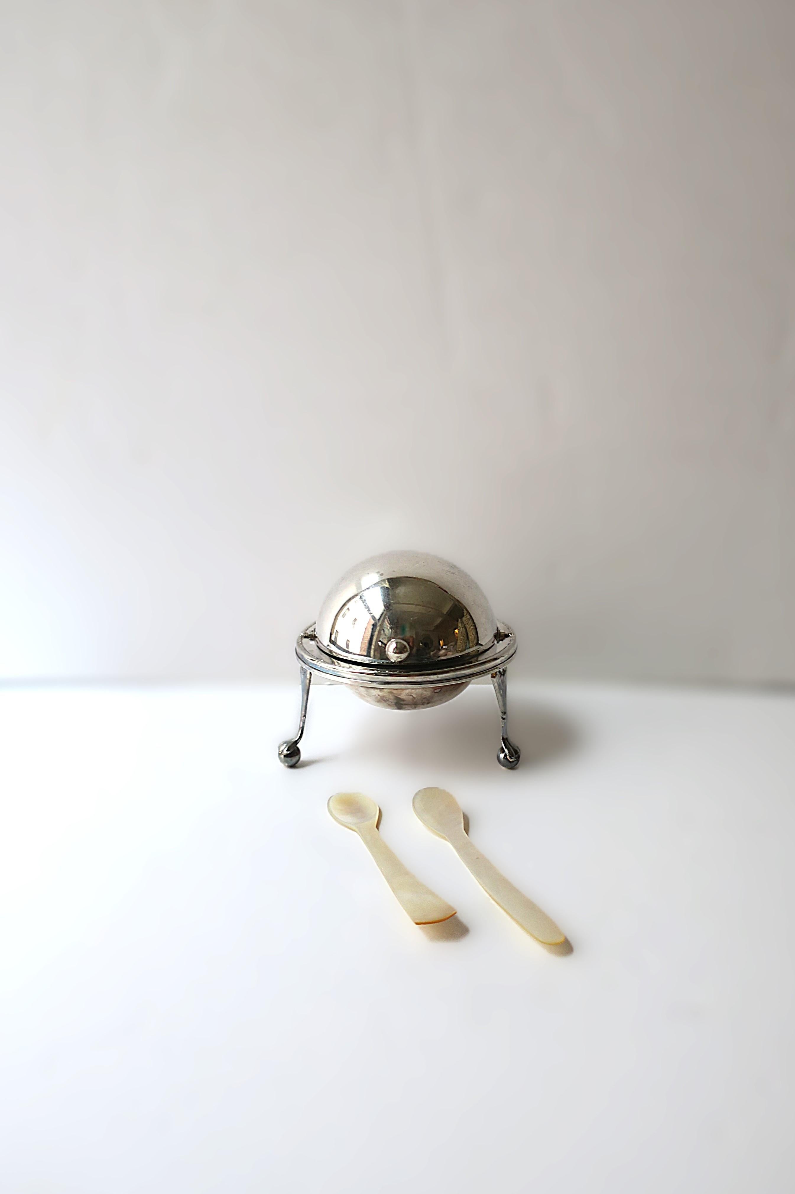 Mother of Pearl Caviar Spoons, Set of 2 In Good Condition For Sale In New York, NY