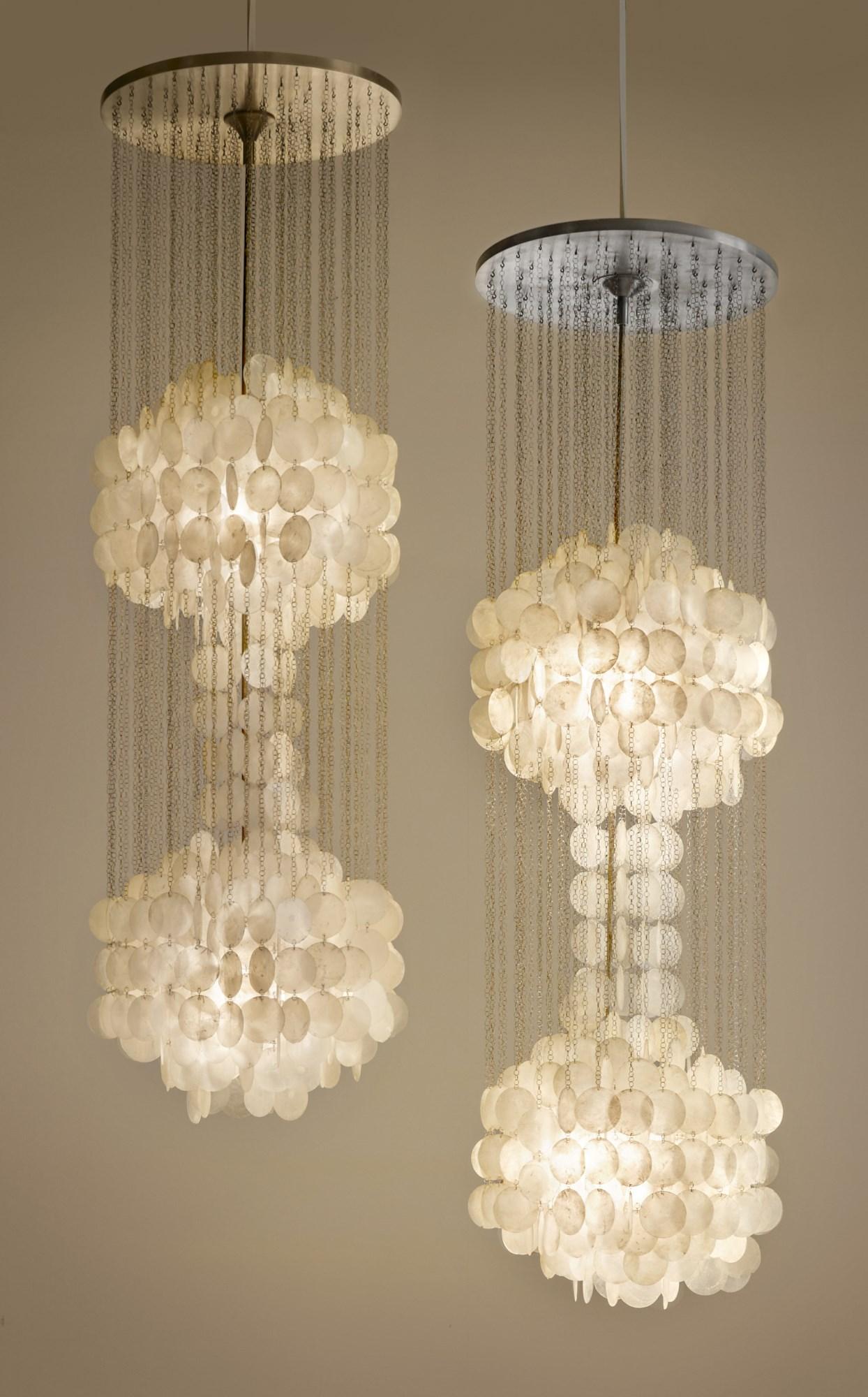 Vintage chandelier in steel and seashell pellets.
Italy, 1970s.

Brass one is sold.
Only steel model remaining.