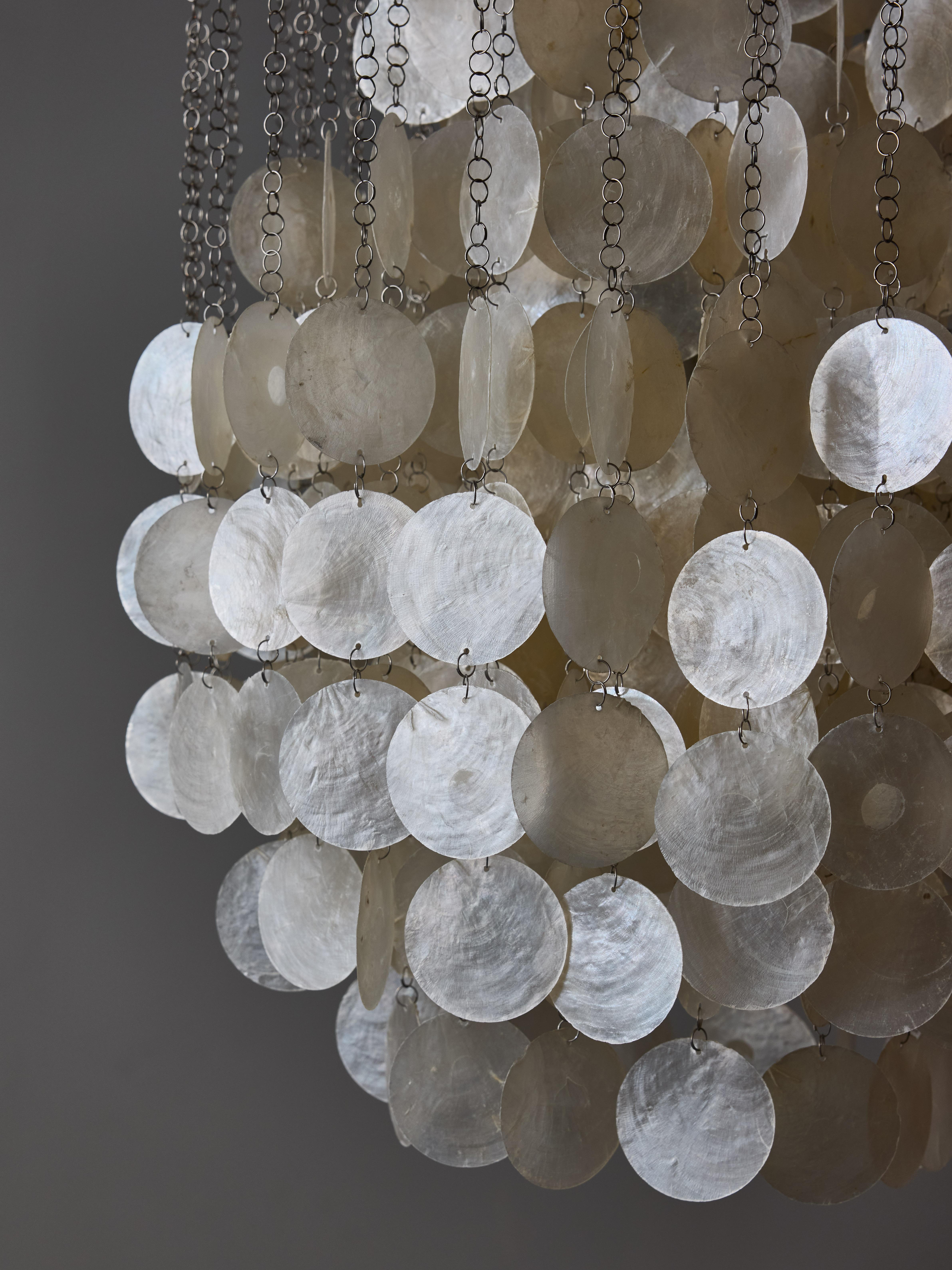 Mother of Pearl Chandelier with Aluminium ceiling plate and Metal Chain In Good Condition For Sale In Saint-Ouen, IDF