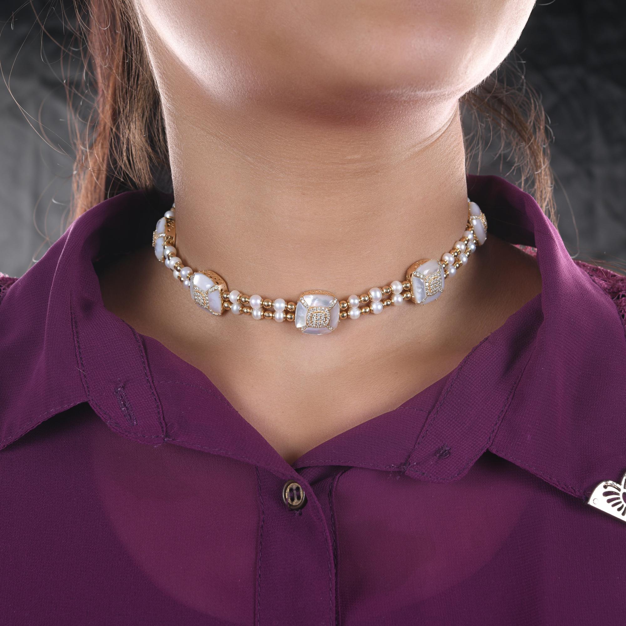 Round Cut Mother of Pearl Choker Necklace SI/H Diamond 14 Karat Yellow Gold Fine Jewelry For Sale