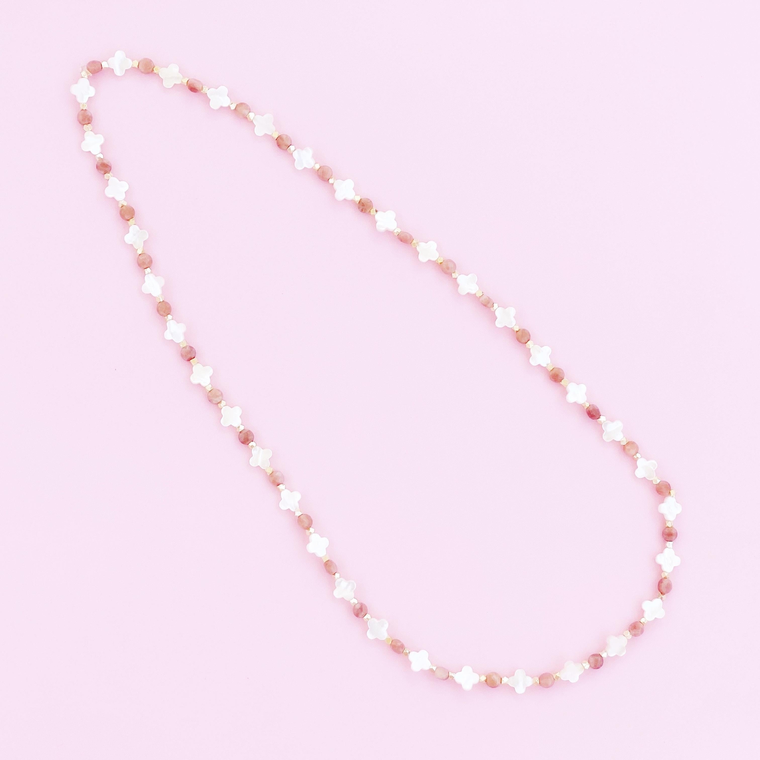 Taille mixte Collier de pierres précieuses en forme de trèfle en nacre de perle en vente
