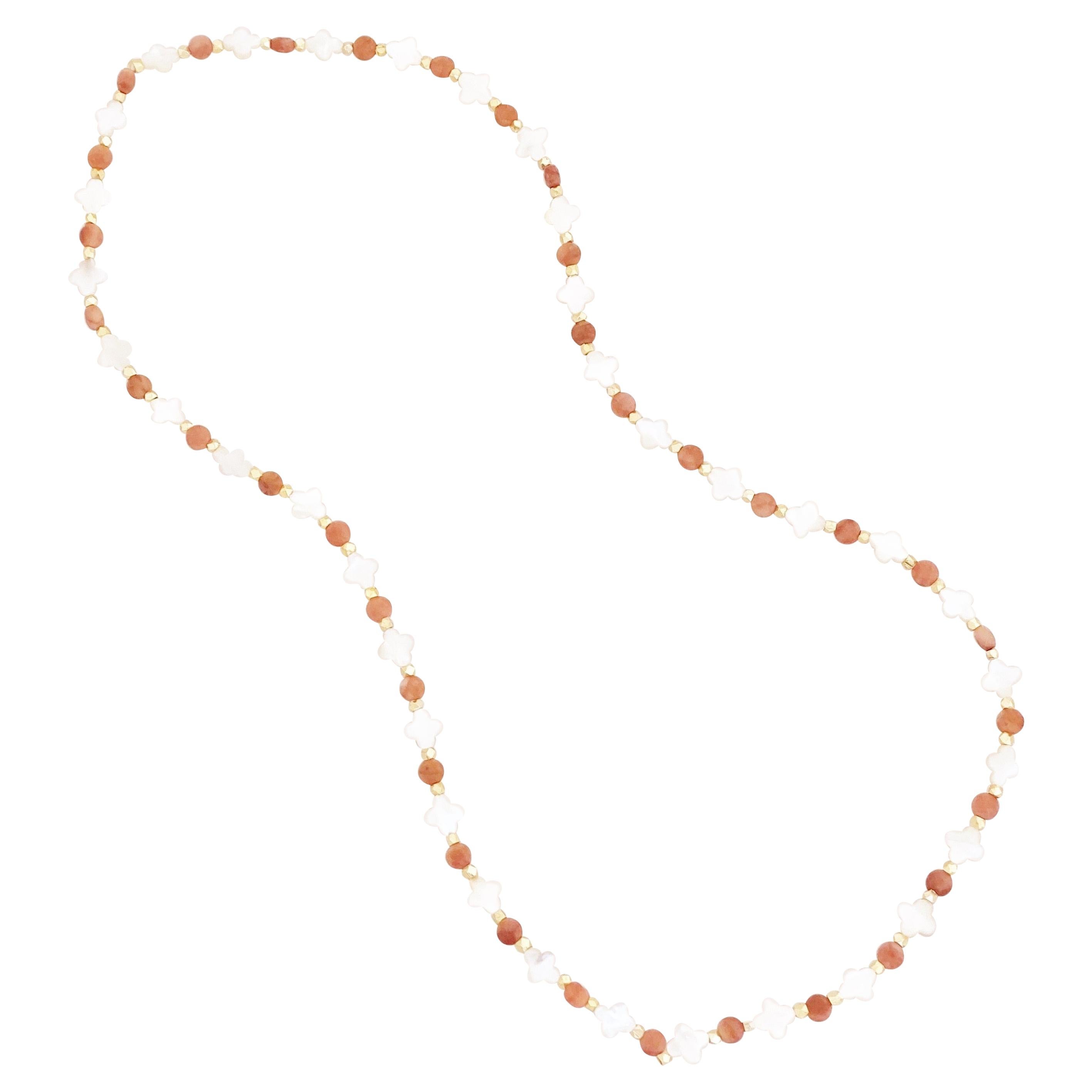 Collier de pierres précieuses en forme de trèfle en nacre de perle en vente