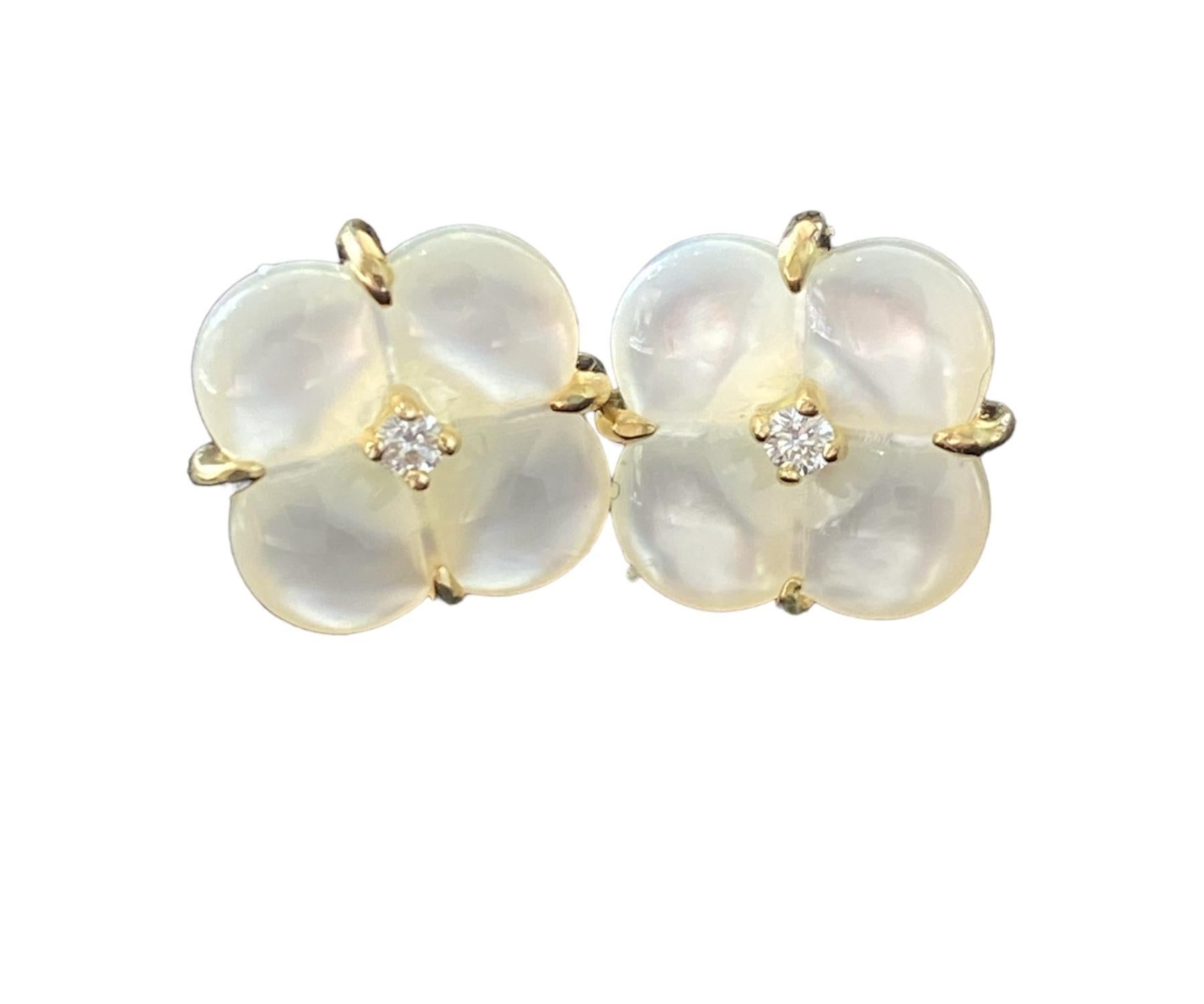 Modern Mother Of Pearl Clover Natural Diamond Earring 18K Gold For Sale