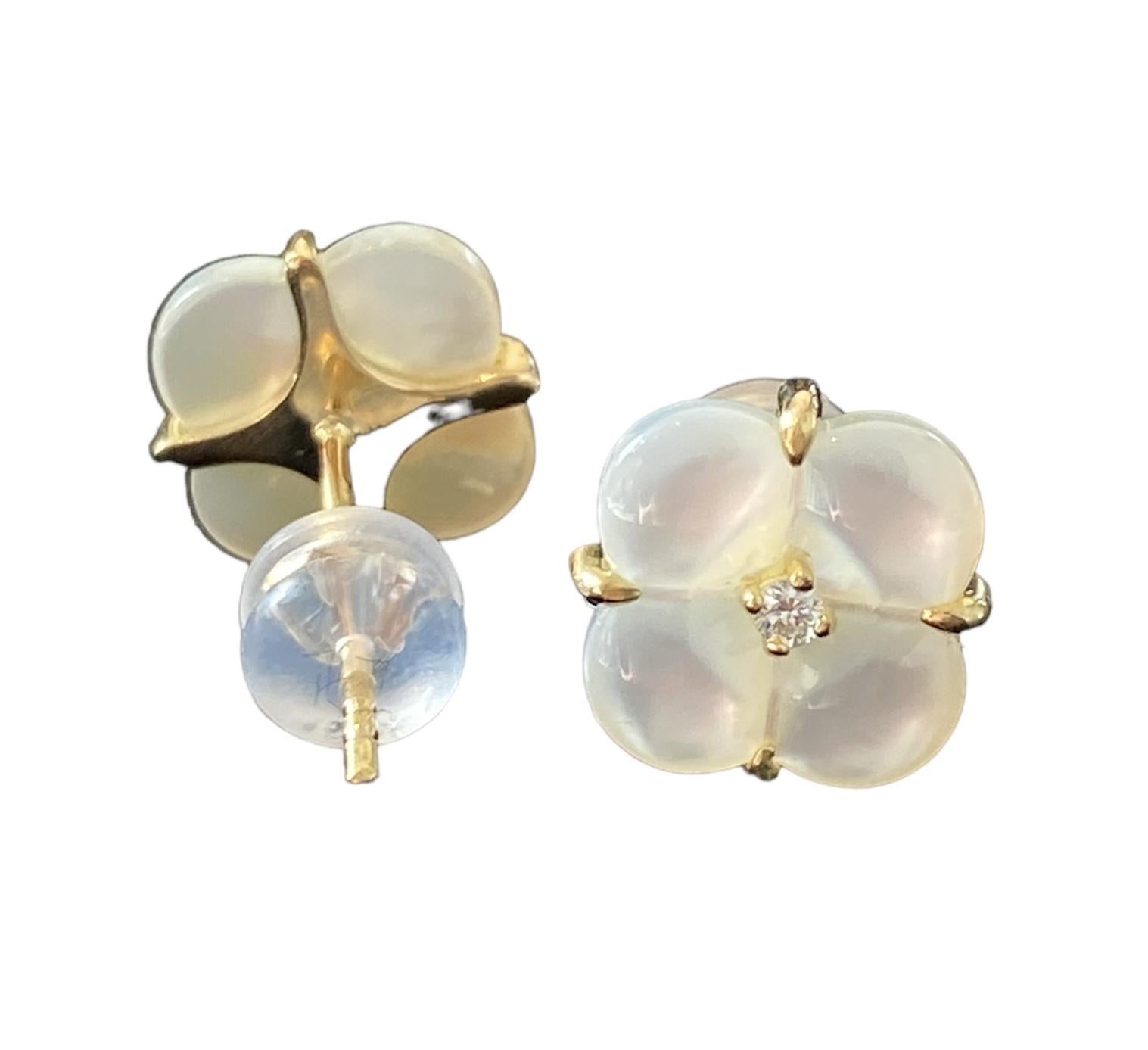 Round Cut Mother Of Pearl Clover Natural Diamond Earring 18K Gold For Sale