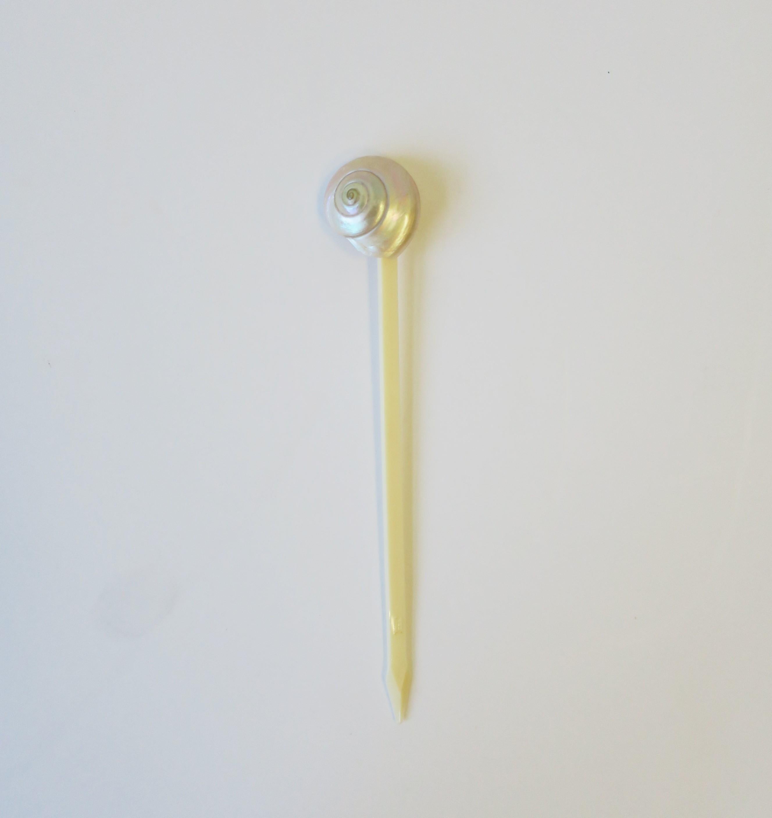 Seashell Mother of Pearl Cocktail Stirrers or Barware Picks, Set of 15 In Good Condition In New York, NY