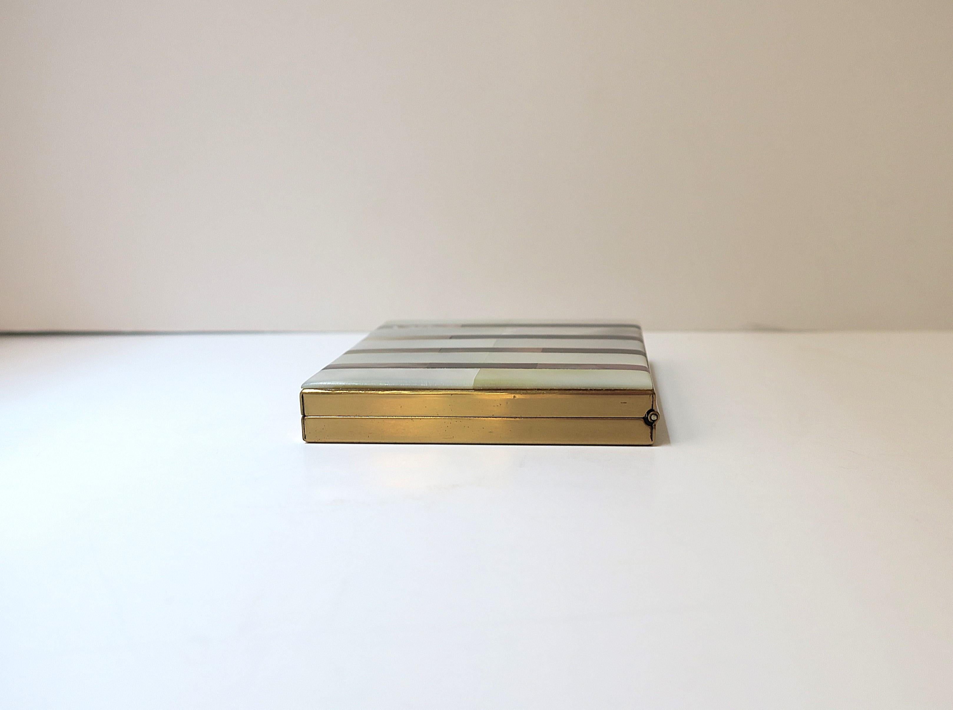 Miroir compact en nacre en vente 9