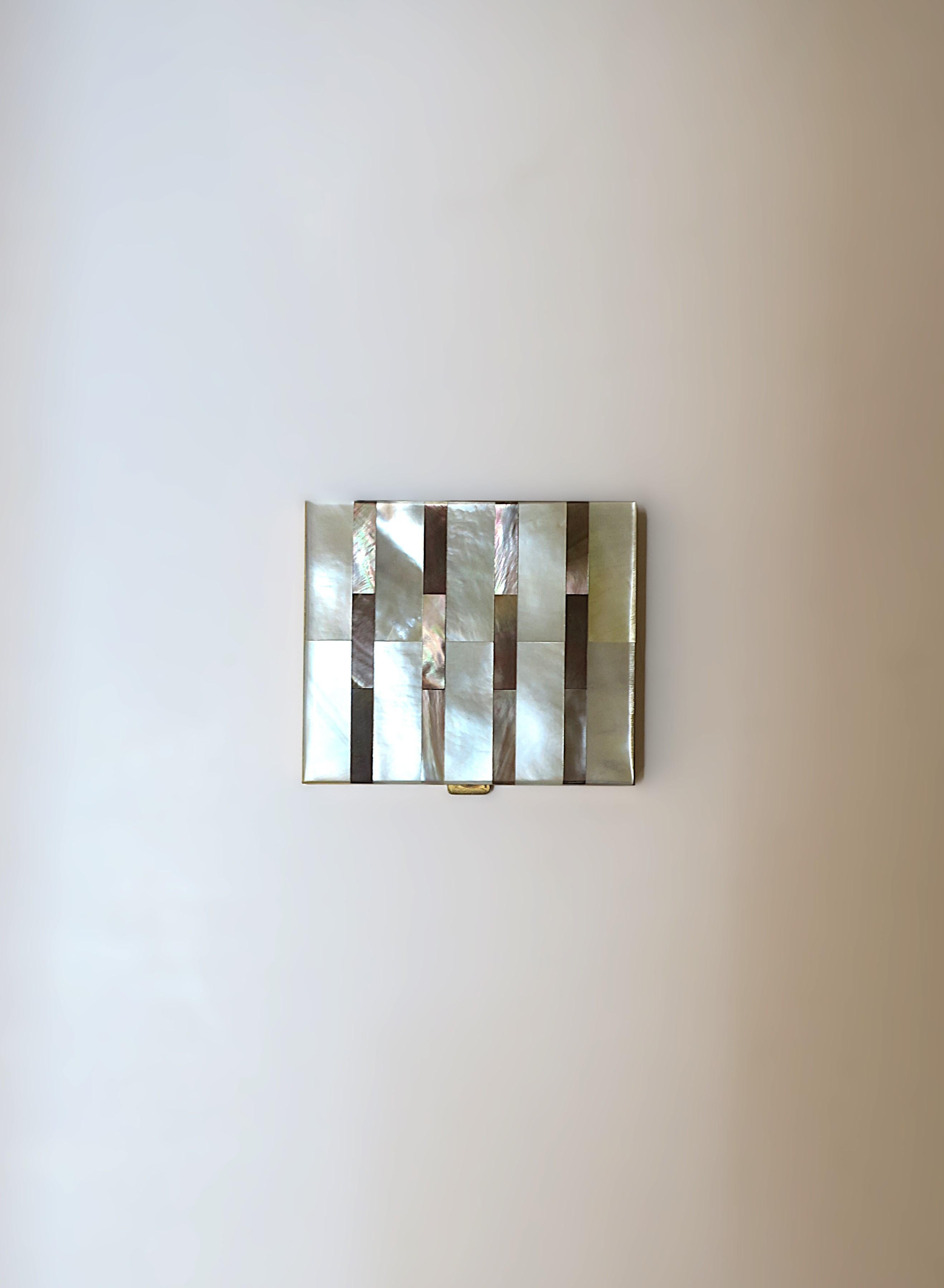 Taille carrée Miroir compact en nacre en vente