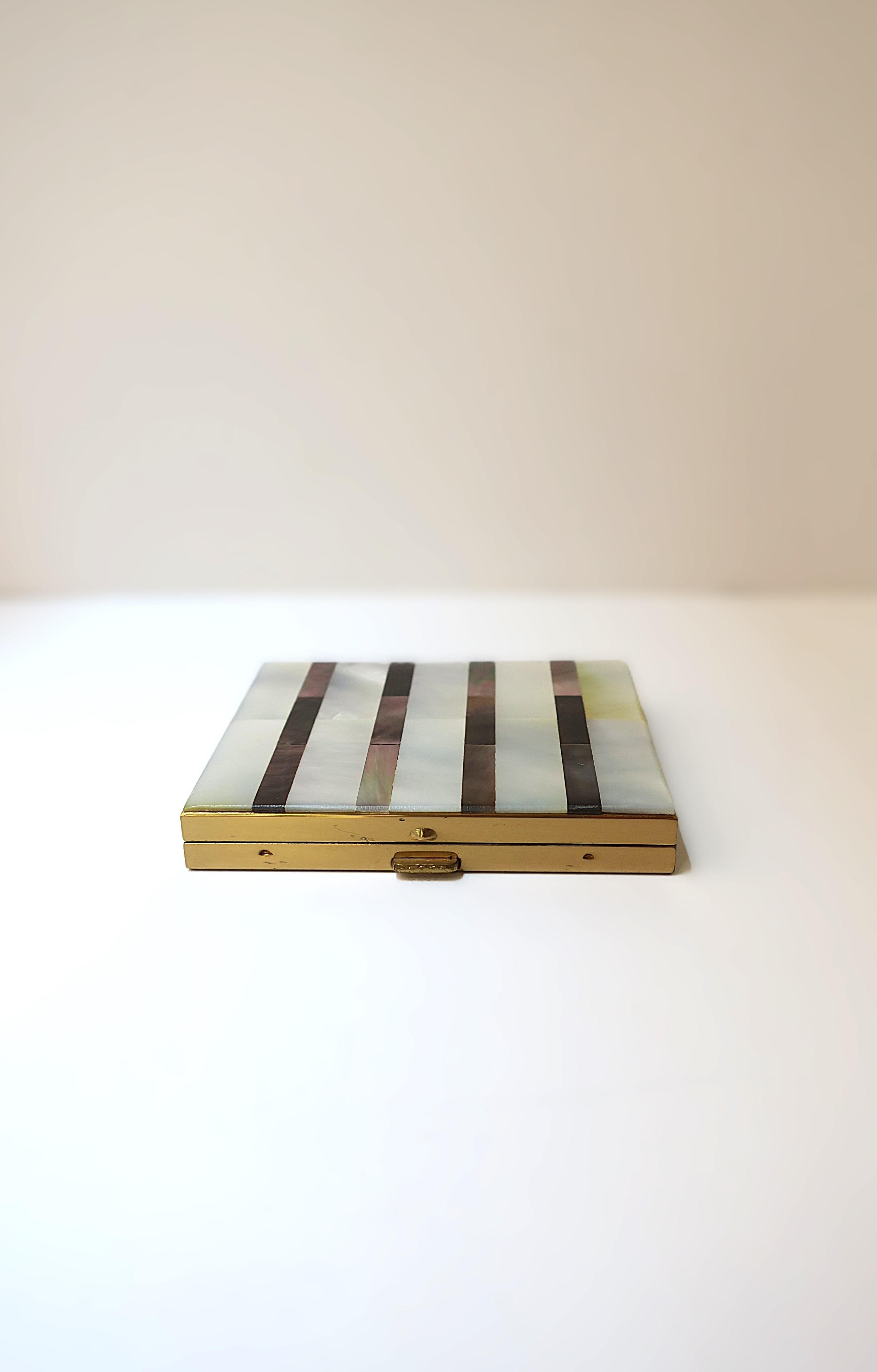 Miroir compact en nacre Excellent état - En vente à New York, NY