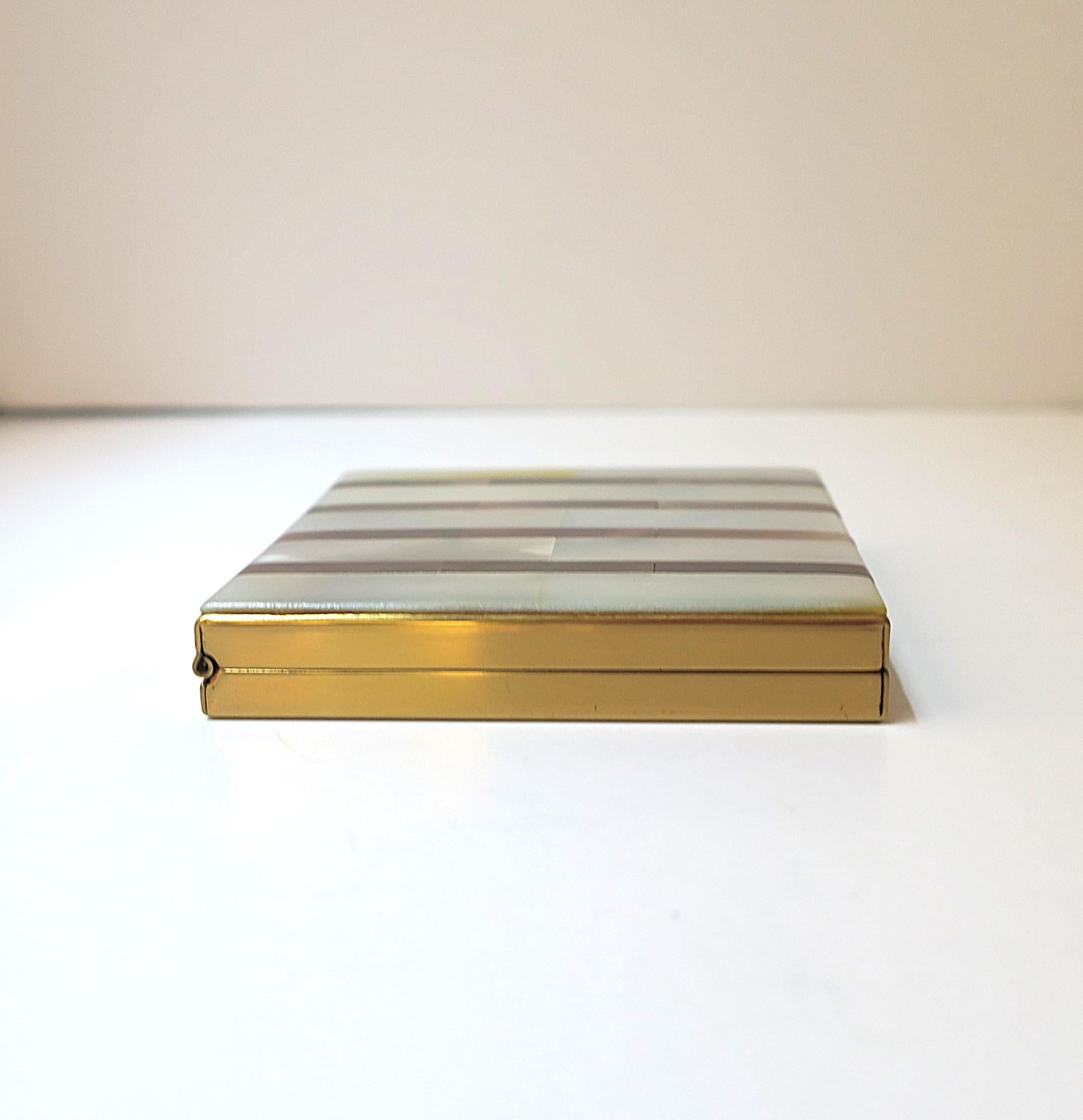 Miroir compact en nacre en vente 8