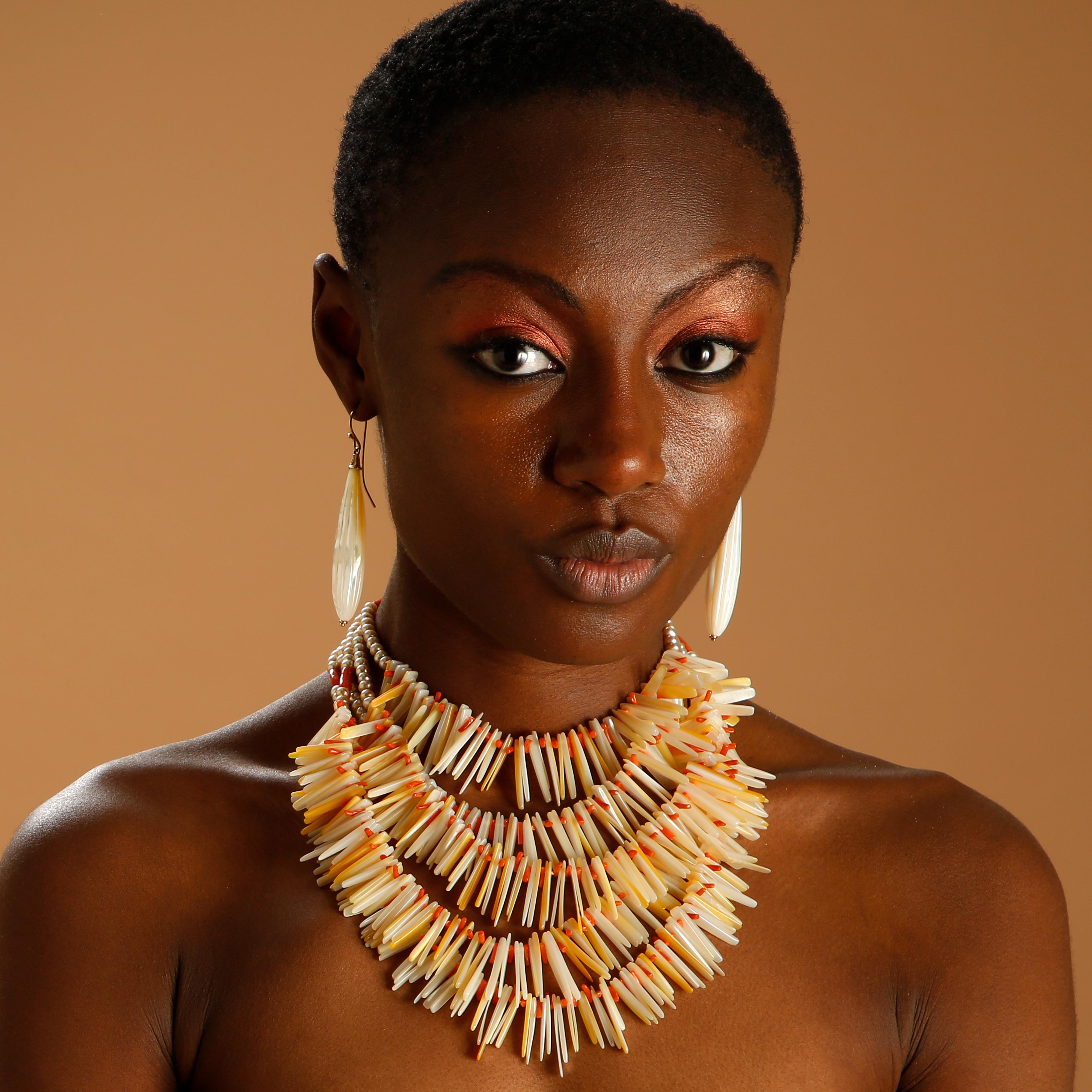 Dieses einzigartige Stück aus Perlmutt- und Korallenspänen ist eine hervorragende Darstellung von Farbe und italienischer Handwerkskunst. Genießen Sie dieses handgefertigte und futuristische Kunstwerk mit Süßwasserperlen.

Dieses atemberaubende