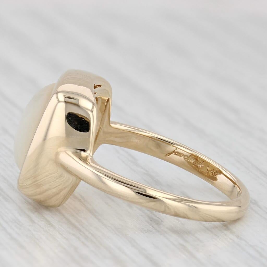 Información sobre la gema:
- Nácar natural -
Tamaño - 9 mm
Talla - Cabujón cojín
Color - Blanco

Metal: Oro amarillo de 14 quilates
Peso: 5,4 gramos 
Sellos: 14k
Altura de la cara: 13.1 mm 
Altura sobre el dedo: 5.8 mm
Ancho de banda / caña: 2,2