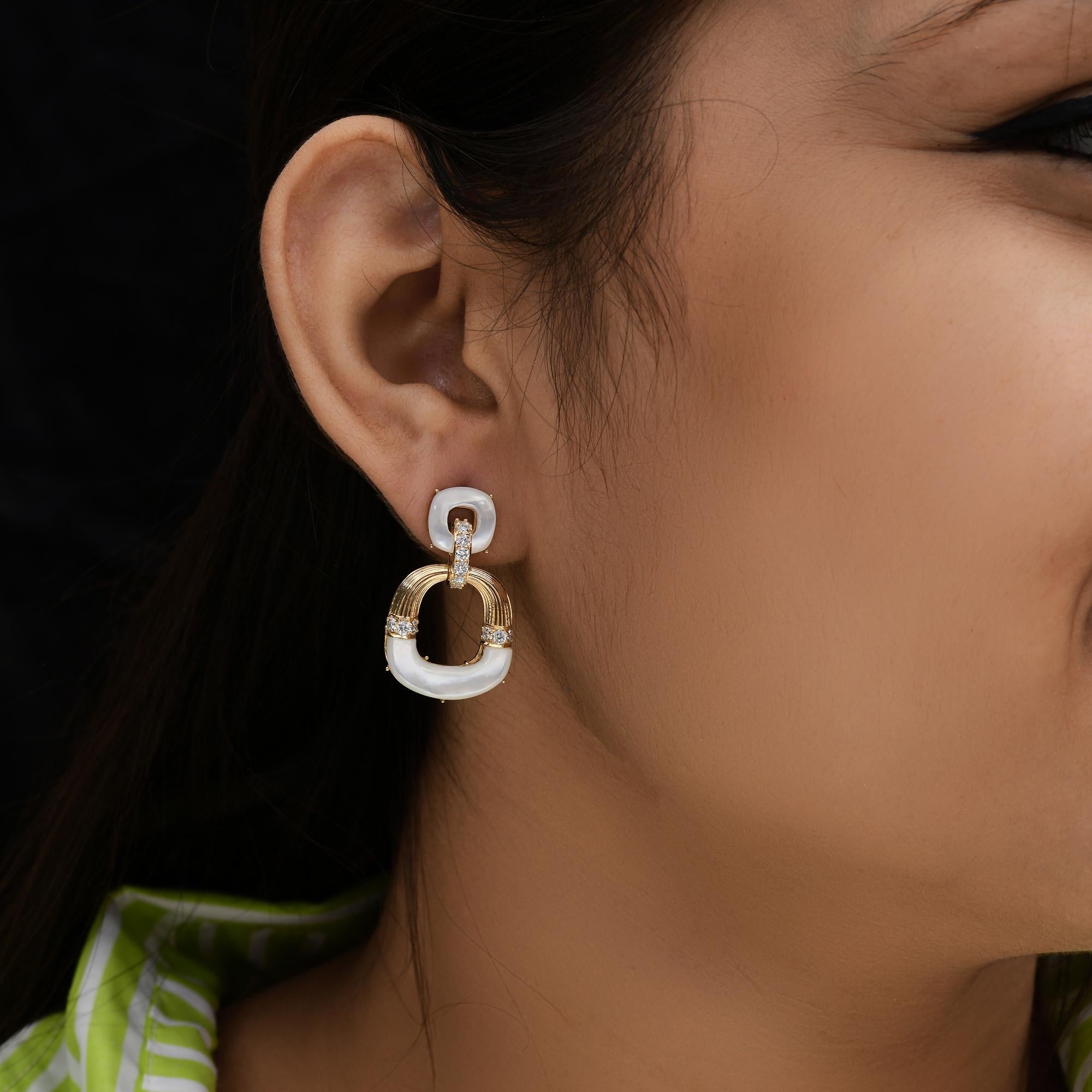 SIGUE LA TIENDA DE SPECTRUM JEWELS para ver la última colección y piezas exclusivas. Spectrum Jewels se enorgullece de ser uno de los mejores vendedores de 1stdibs, con opiniones de clientes de 5 estrellas. Todos los artículos que fabricamos están