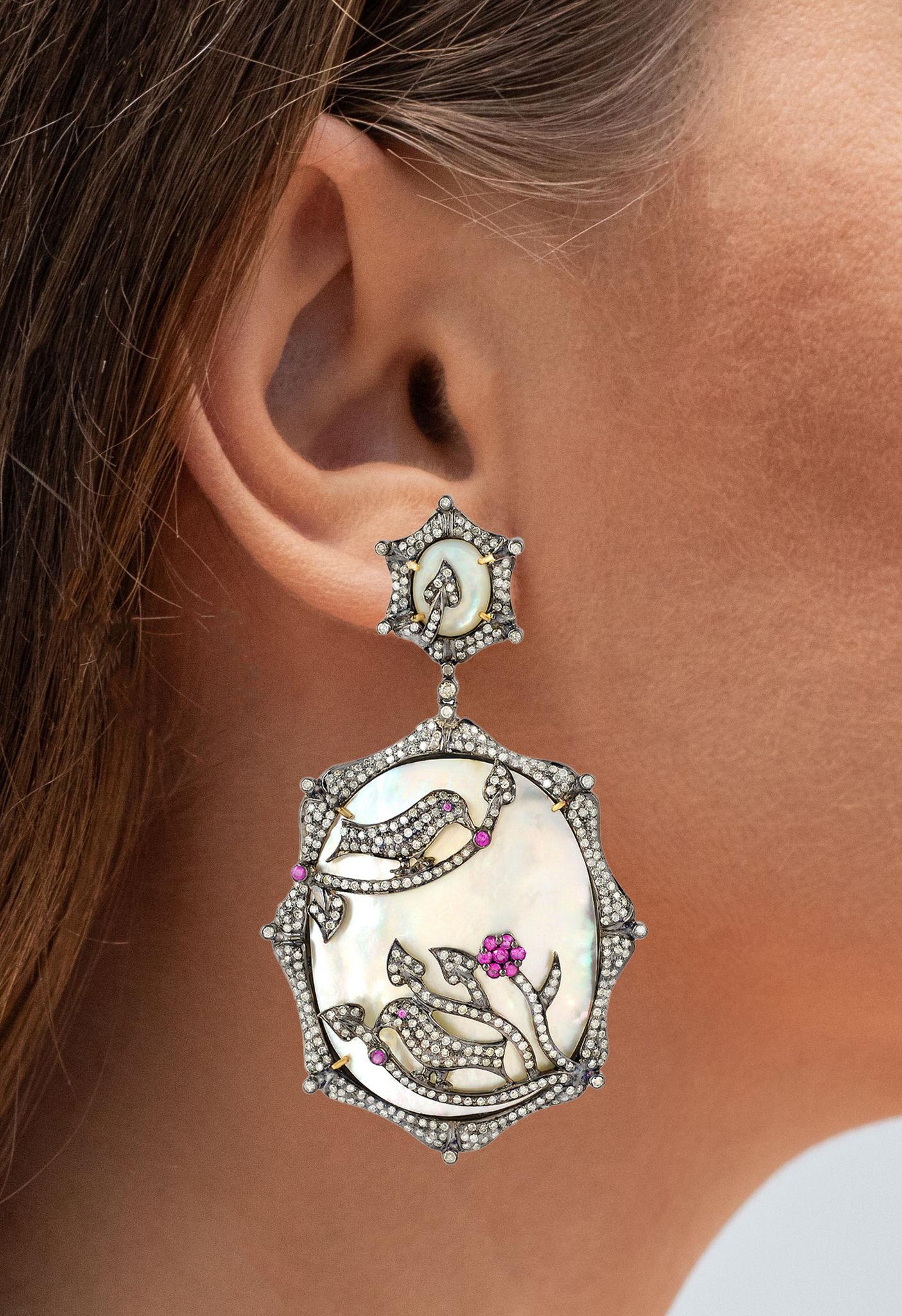 Perlmutt-Ohrringe mit Rubinen und Diamanten 49 Karat (Art déco) im Angebot