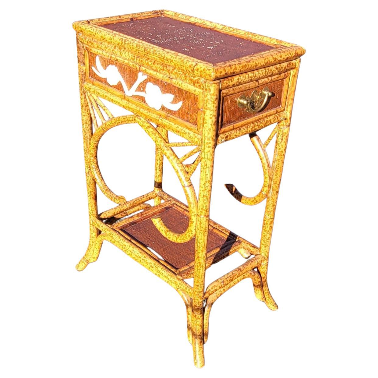 Table d'appoint en rotin décoré de nacre en bon état vintage, mesurant 18,5